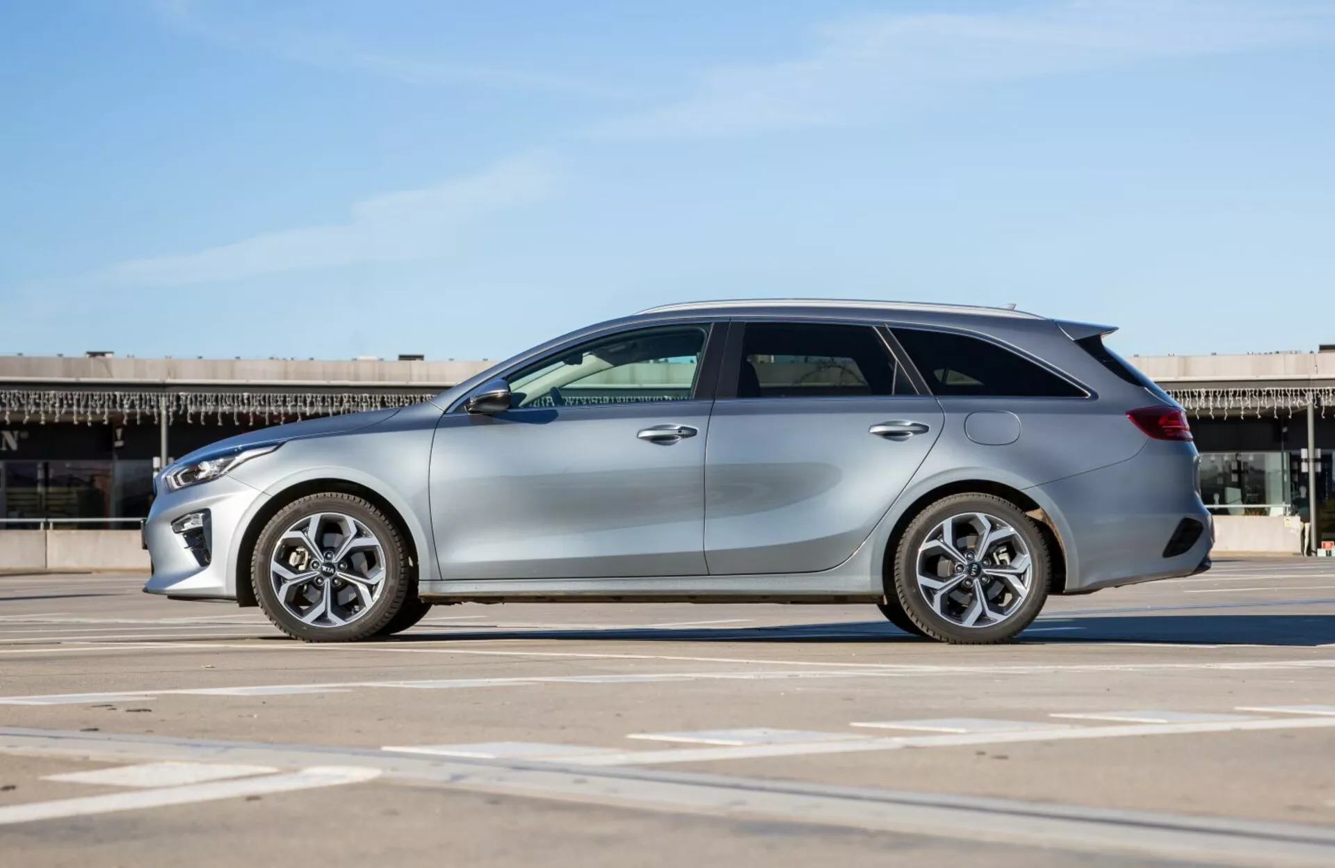Station wagon Kia Cee'd 2009 na parkovisku, zobrazuje bočný profil, zliatinové kolesá a dizajnové prvky pod prirodzeným slnečným svetlom