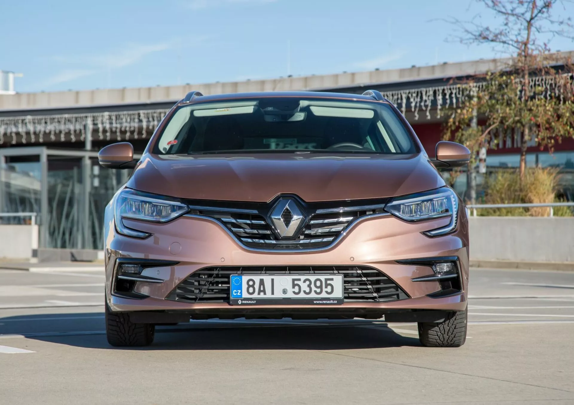 Predný pohľad na Kia Cee'd z roku 2009 v metalickej hnedej, s logom Renault, LED svetlometmi a hmlovými svetlami, fotografované na dennom svetle, predstavujúce moderný dizajn a technológiu.