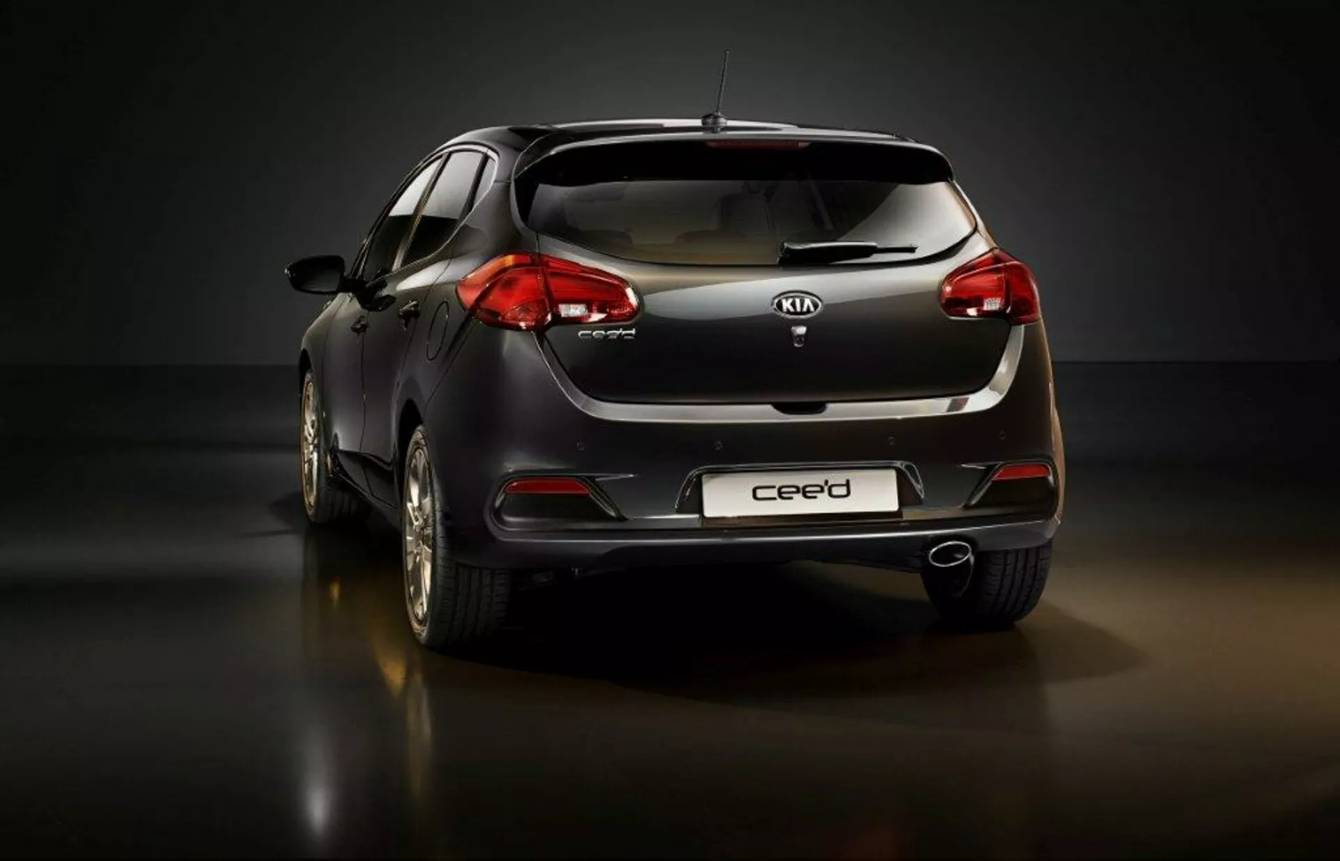 Model Kia Ceed 2009 v metalickej striebornej farbe s elegantným dizajnom a modernými funkciami