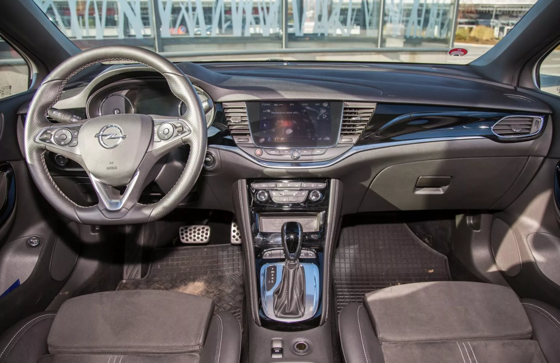 Interiér Kia Ceed z roku 2009 s multifunkčným volantom, dotykovým infotainment systémom, dvojzónovou klimatizáciou, automatickou prevodovkou, sedadlami s dvojfarebným čalúnením a moderným dizajnom kabíny s technologickými vymoženosťami