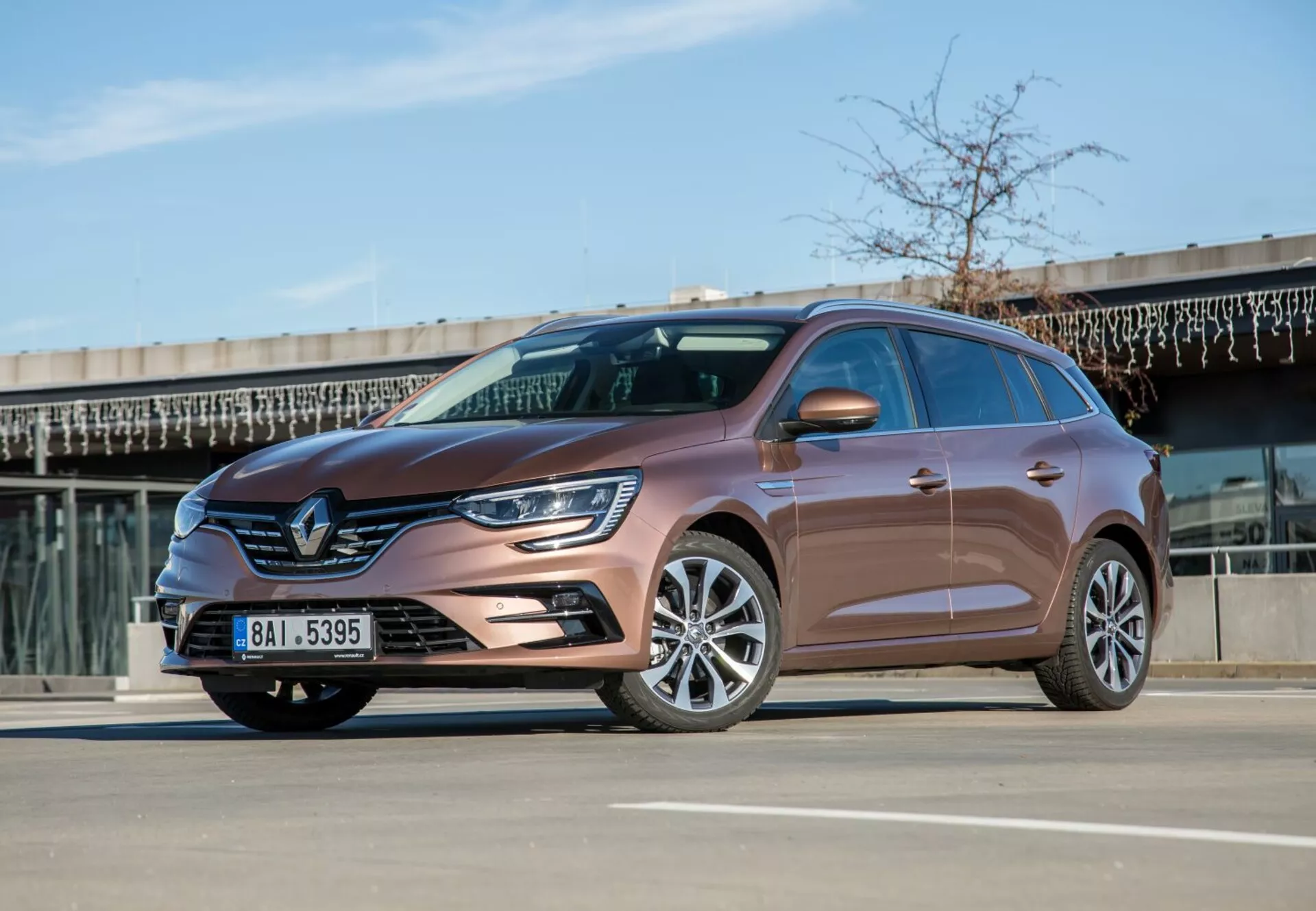 Model Kia Ceed (Pro_cee'd) z roku 2009 v nádhernom striebre predvádzajúci svoj elegantný dizajn a moderné funkcie