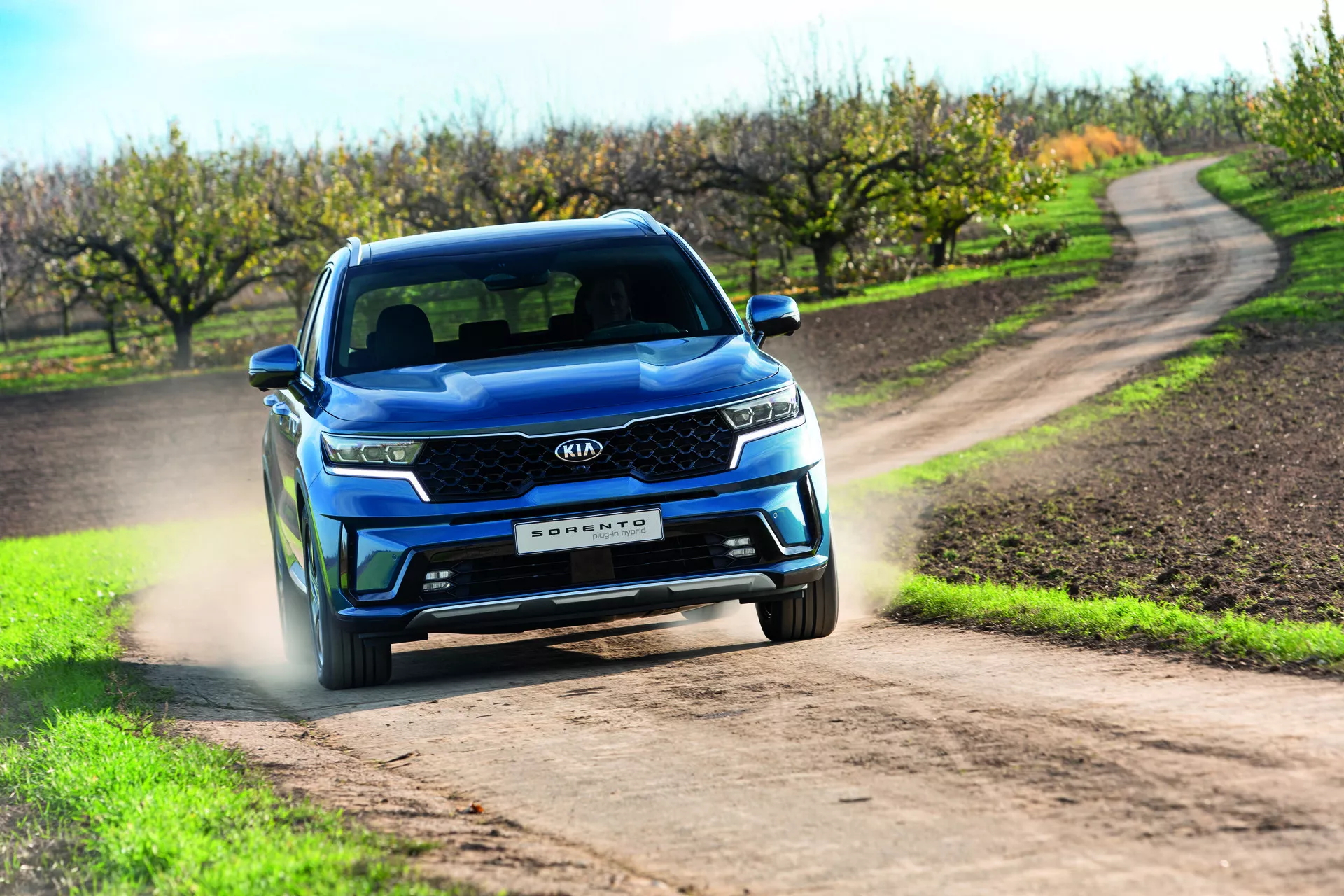 Kia Sorento MQ4 z roku 2020 jazdiaca po nespevnenej ceste predvádzajúca LED svetlomety a pokročilé asistenčné systémy vodiča, zvýrazňujúca moderný dizajn SUV a schopnosti v teréne