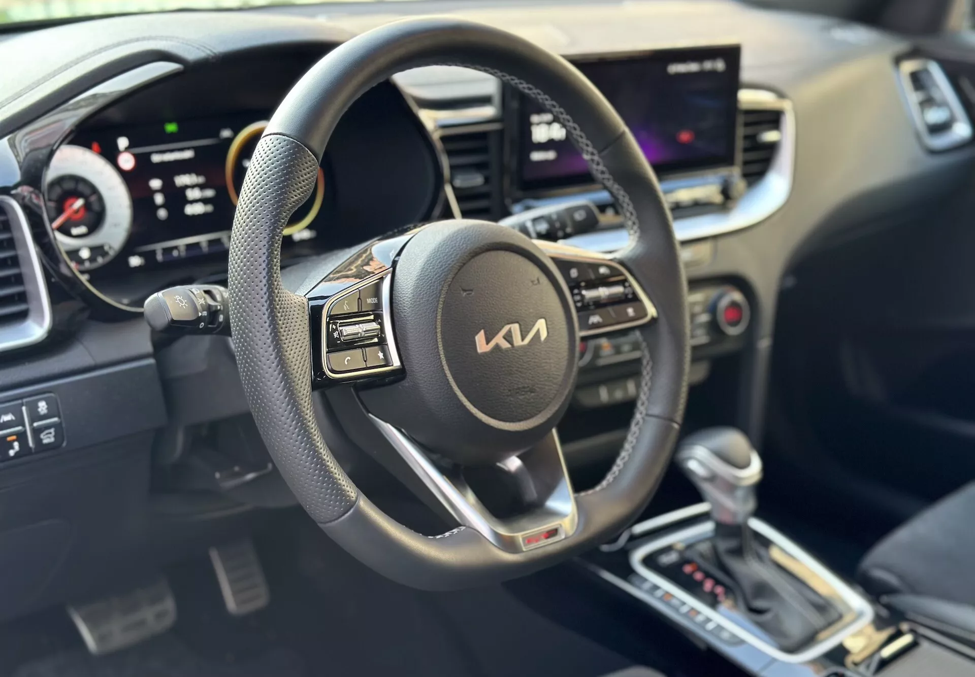 Interiér Kia Xceed 2022 zameraný na stranu vodiča s volantom, digitálnym prístrojovým panelom a centrálnym dotykovým informačným systémom naznačujúci modernú technológiu a pohodlie