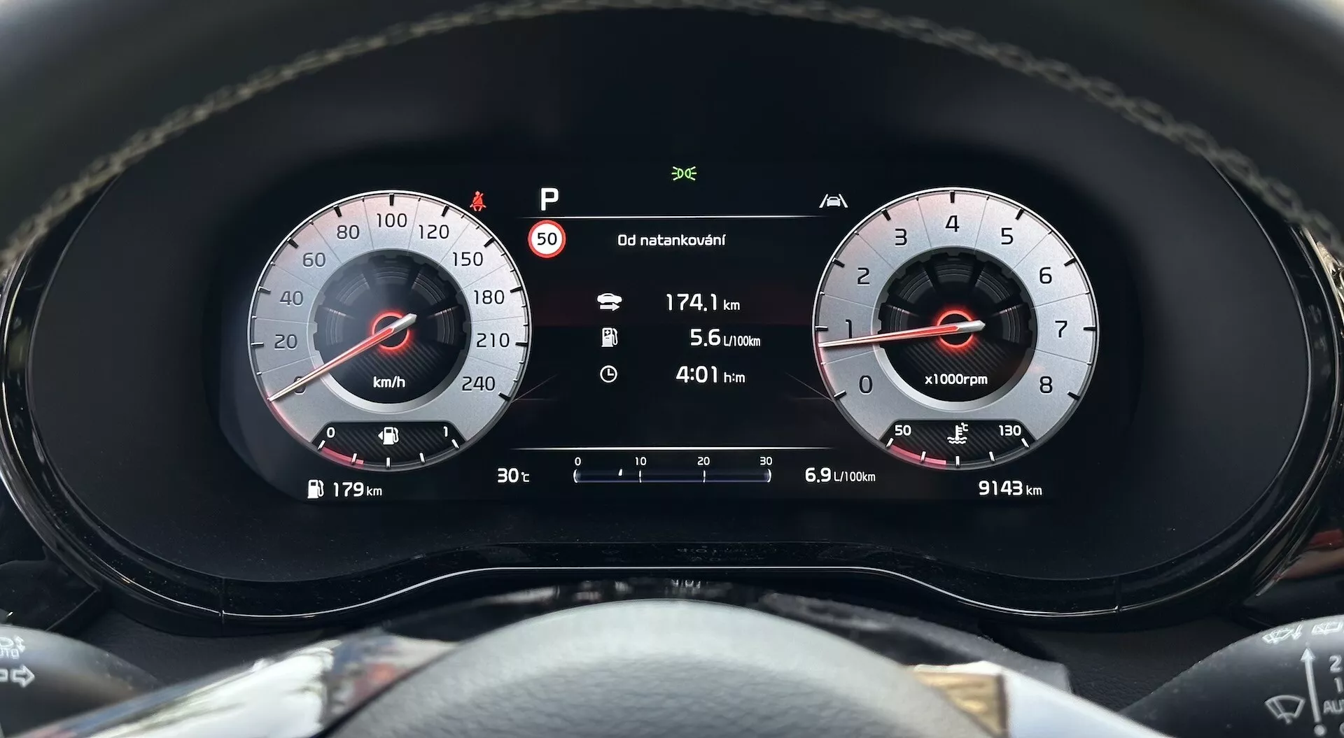 Detailný pohľad na prístrojový panel Kia XCeed 2022 s vyzdvihnutím rýchlostiometra, otáčkomera a digitálneho displeja s indikátorom parkovacieho režimu, prejdenú vzdialenosť, spotrebu paliva a celkové čítanie odometeru