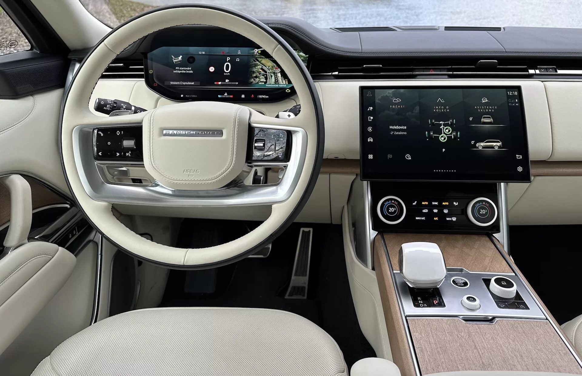 Interiér Land Rover Range Rover 2021 s moderným volantom s multifunkčnými tlačidlami, digitálnym prístrojovým panelom, veľkou centrálnou dotykovou obrazovkou infotainmentu, automatickou klimatizáciou a luxusným dvojfarebným dizajnom kabíny