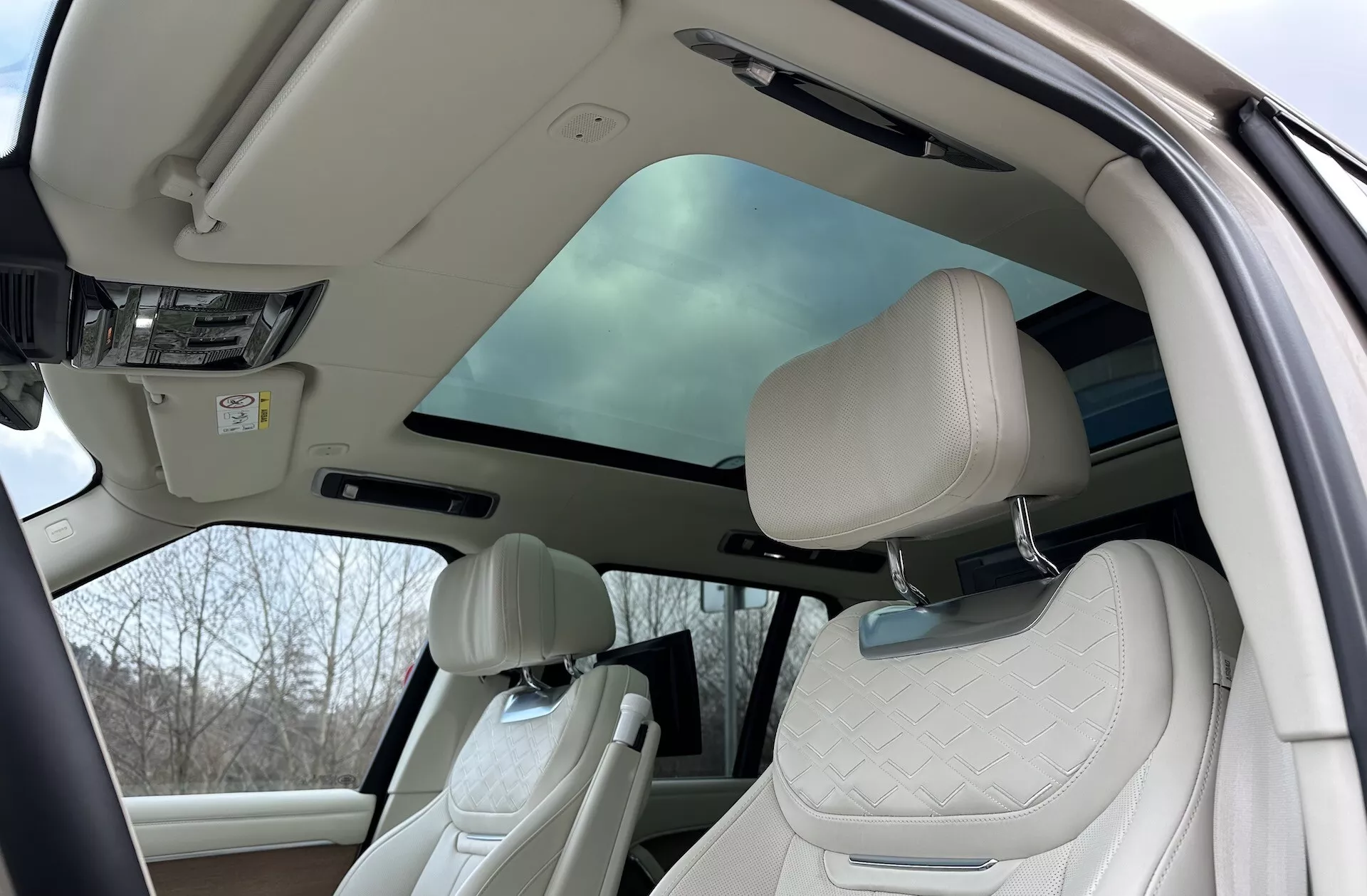 Interiér Land Rover Range Rover 2021 s pohľadom na luxusnú kabinu s panoramatickou strechou, prešívanými prednými sedadlami a pokročilými funkciami kabíny
