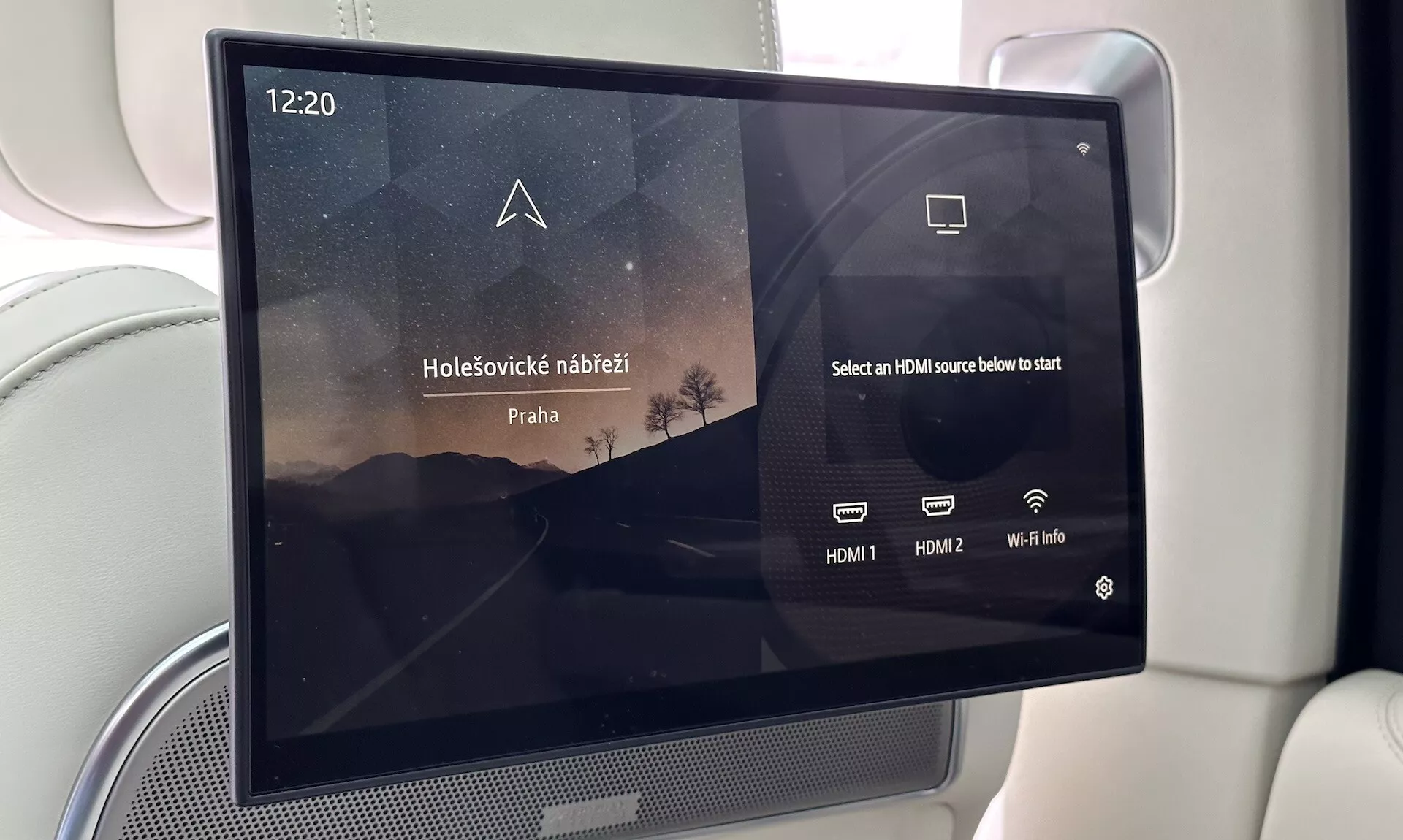 Zábavný systém v aute Land Rover Range Rover 2021 s dotykovou obrazovkou na zadnom sedadle, pripojenie HDMI a informácie o Wi-Fi, viditeľný luxusný povrch