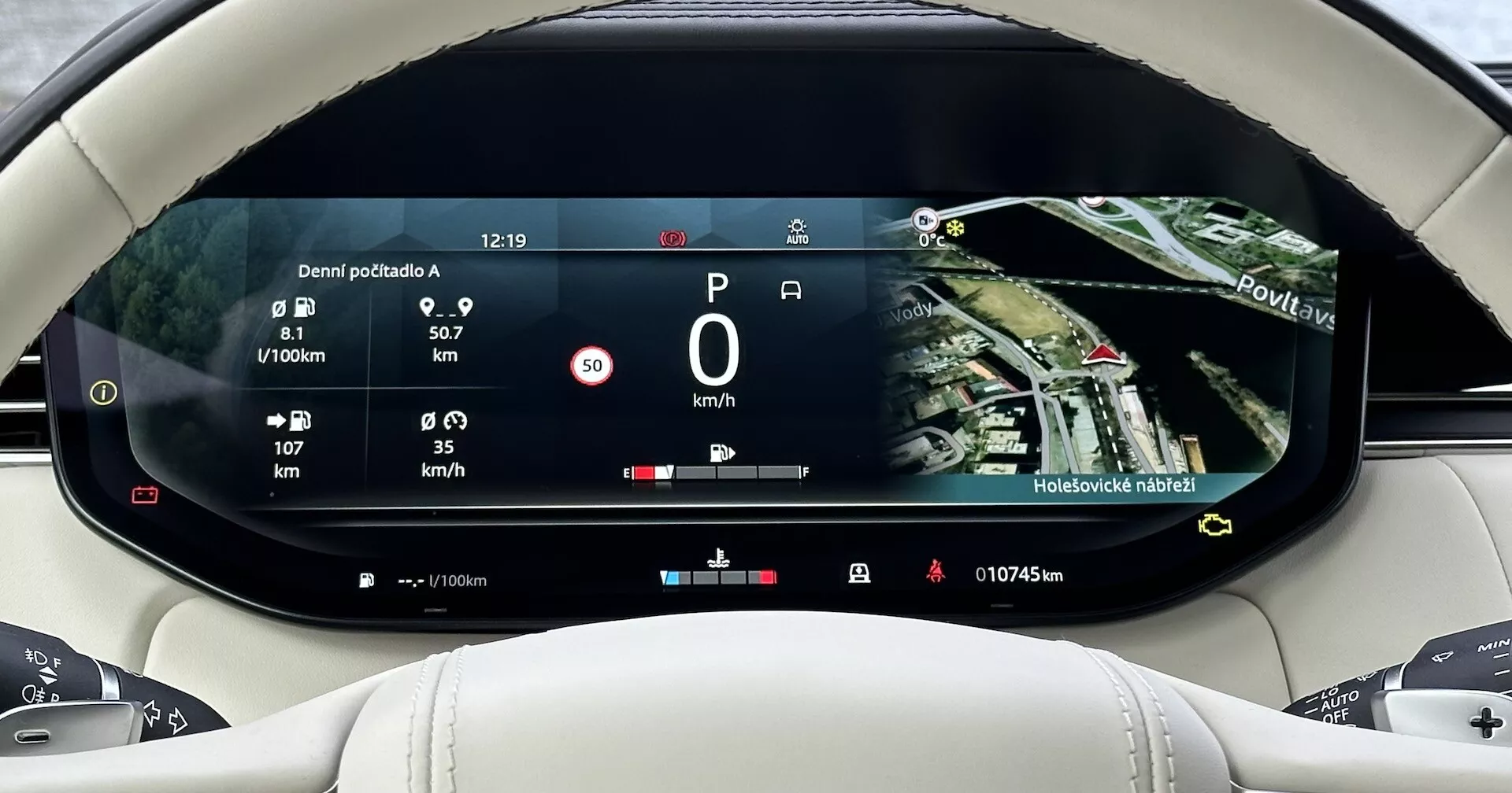 Digitálne palubná doska Land Rover Range Rover 2021 zobrazujúca informácie o ceste, účinnosť paliva, rýchlosť a satelitnú navigačnú mapu z pohľadu vodiča