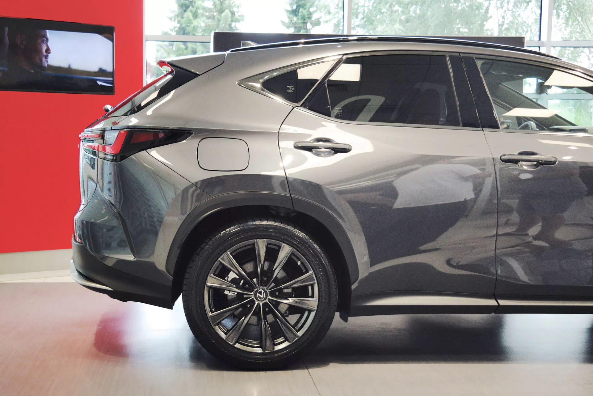 Obrázok zobrazuje zadný trojštvrťový pohľad na moderný kompaktný alebo stredne veľký crossover SUV, s dôrazom na pravú stranu. Viditeľné sú viacramenné kolesá z ľahkých zliatin, LED zadné svetlá, klesajúca línia strechy, zatmavené zadné okná, metalický náter, ostré línie karosérie, integrovaný zadný spojler, žraločia plutvová anténa a spodná plastová výbava. Dizajn vozidla naznačuje športový, aerodynamický profil, vhodný pre diskusie o automobilovom dizajne, technológiách a funkciách.