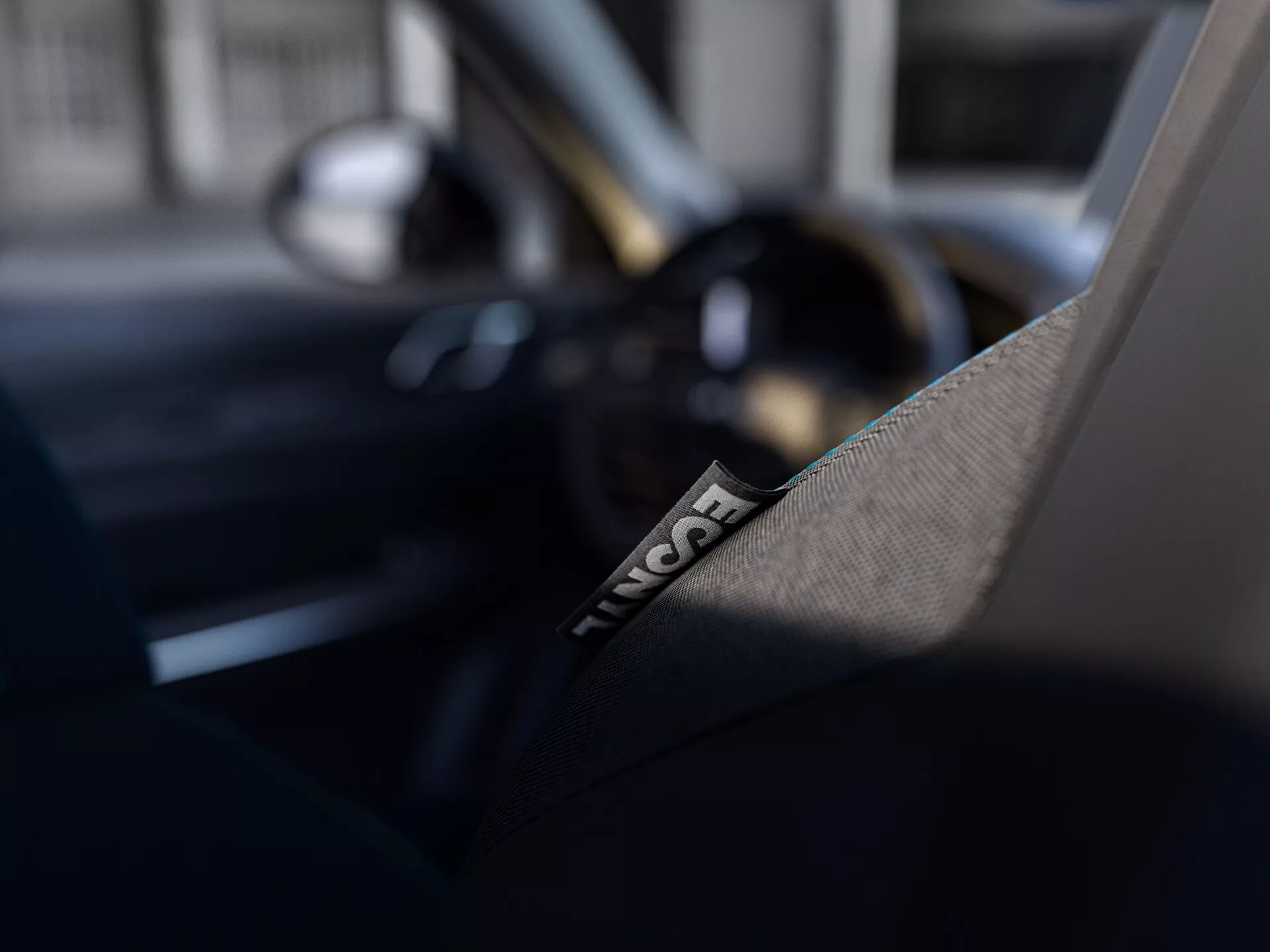 Lynk & Co 01 2021 (1. generácia) v dynamickej póze s elegantným dizajnom a modernou technológiou