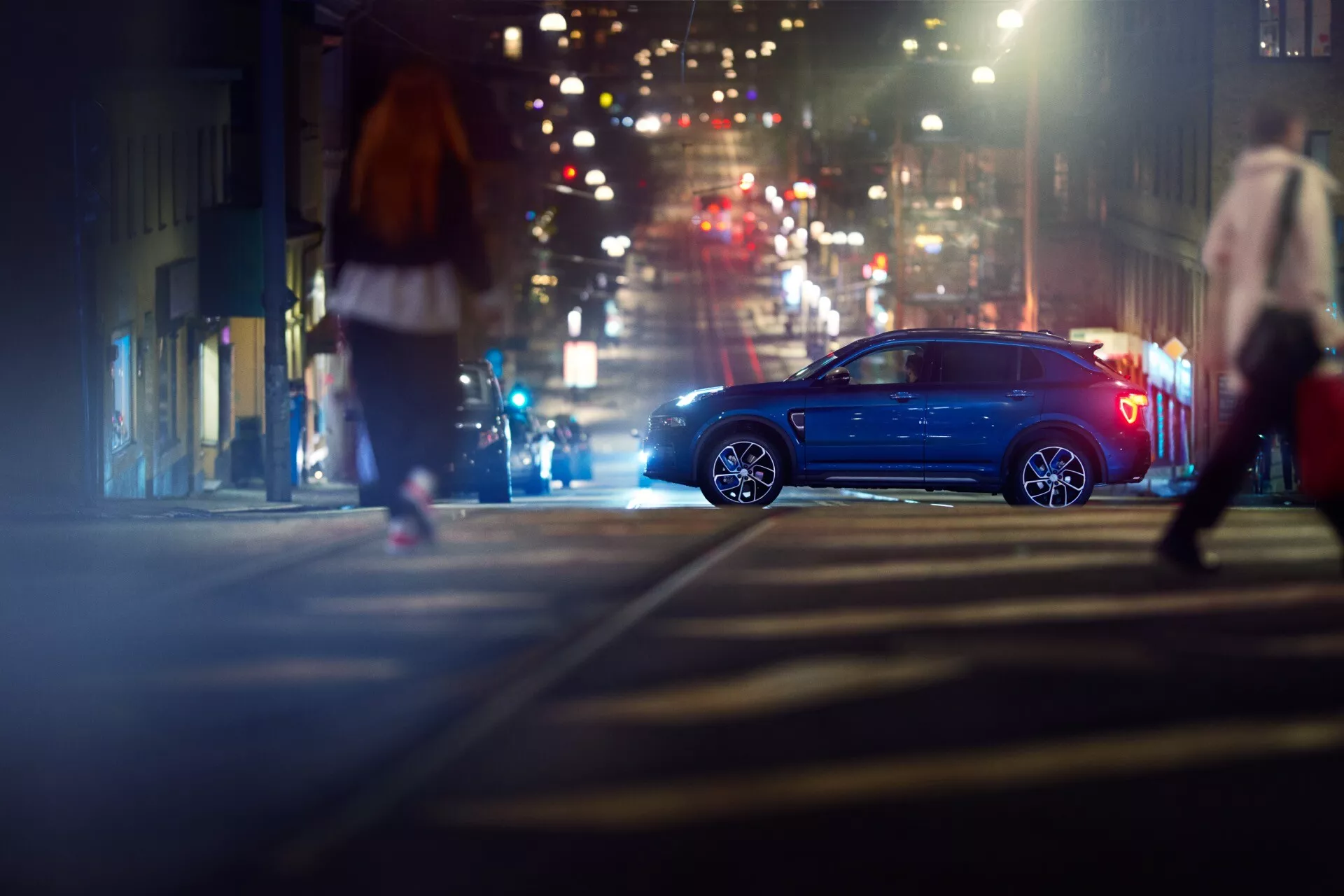 Kompaktné SUV Lynk & Co 01 z roku 2021, prvá generácia, zaparkované vonku na slnku, prezentujúce elegantný dizajn a moderné funkcie