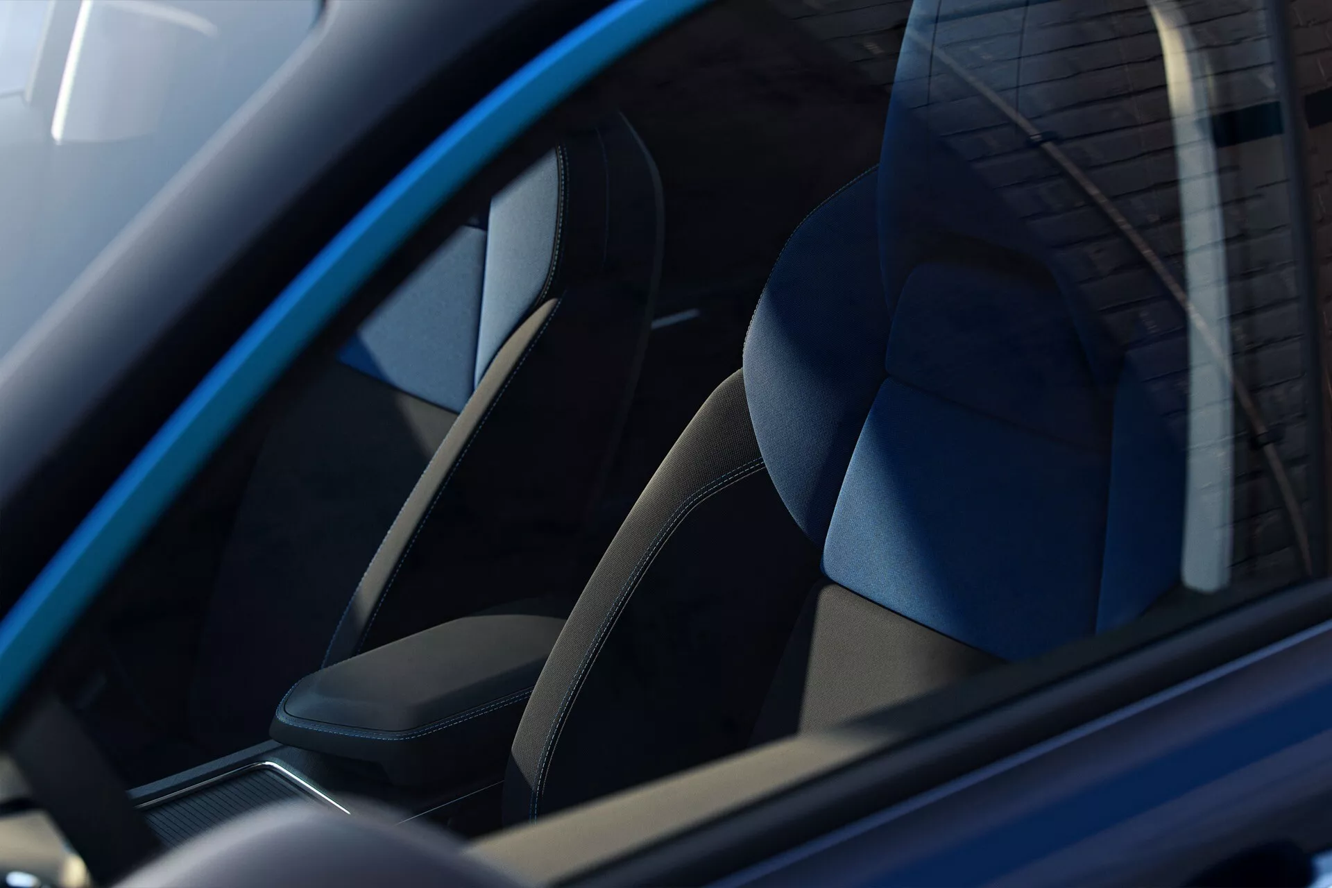 Detailný pohľad na sedadlo vodiča Lynk & Co 01 2021 (1. generácia) s dvojfarebným poťahom a ergonomickým dizajnom, vidieť cez bočné okno