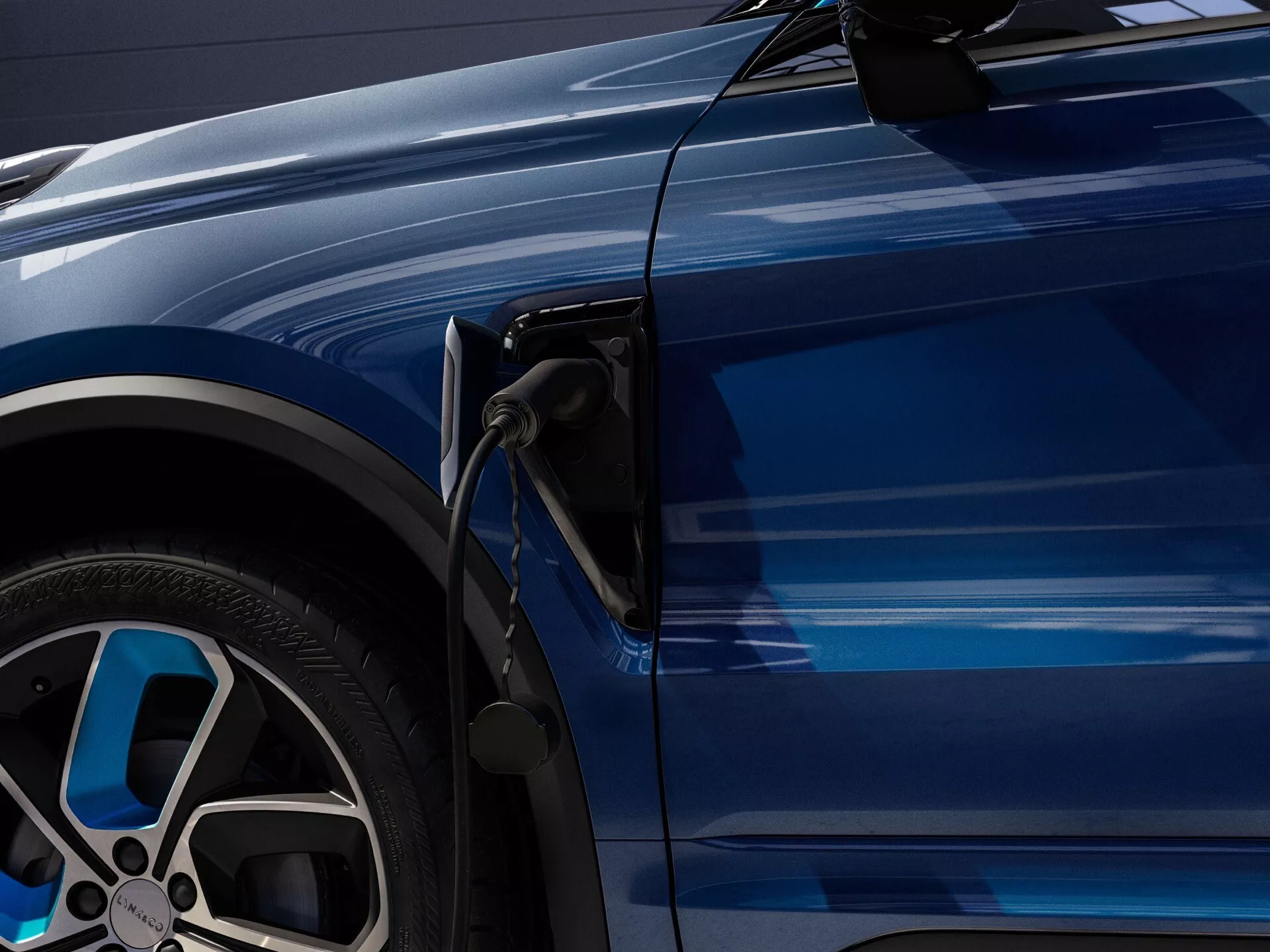 Detailný bočný pohľad na Lynk & Co 01 2021 ukazujúci nabíjací port a štýlové zliatinové koleso, odzrkadľujúci jeho elektrickú alebo hybridnú povahu a luxusné prvky