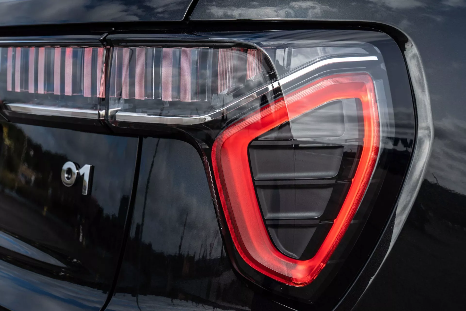 Detailný pohľad na moderné C-tvarované LED zadné svetlo Lynk & Co 01 z roku 2021 (1. generácia) s označením '01'