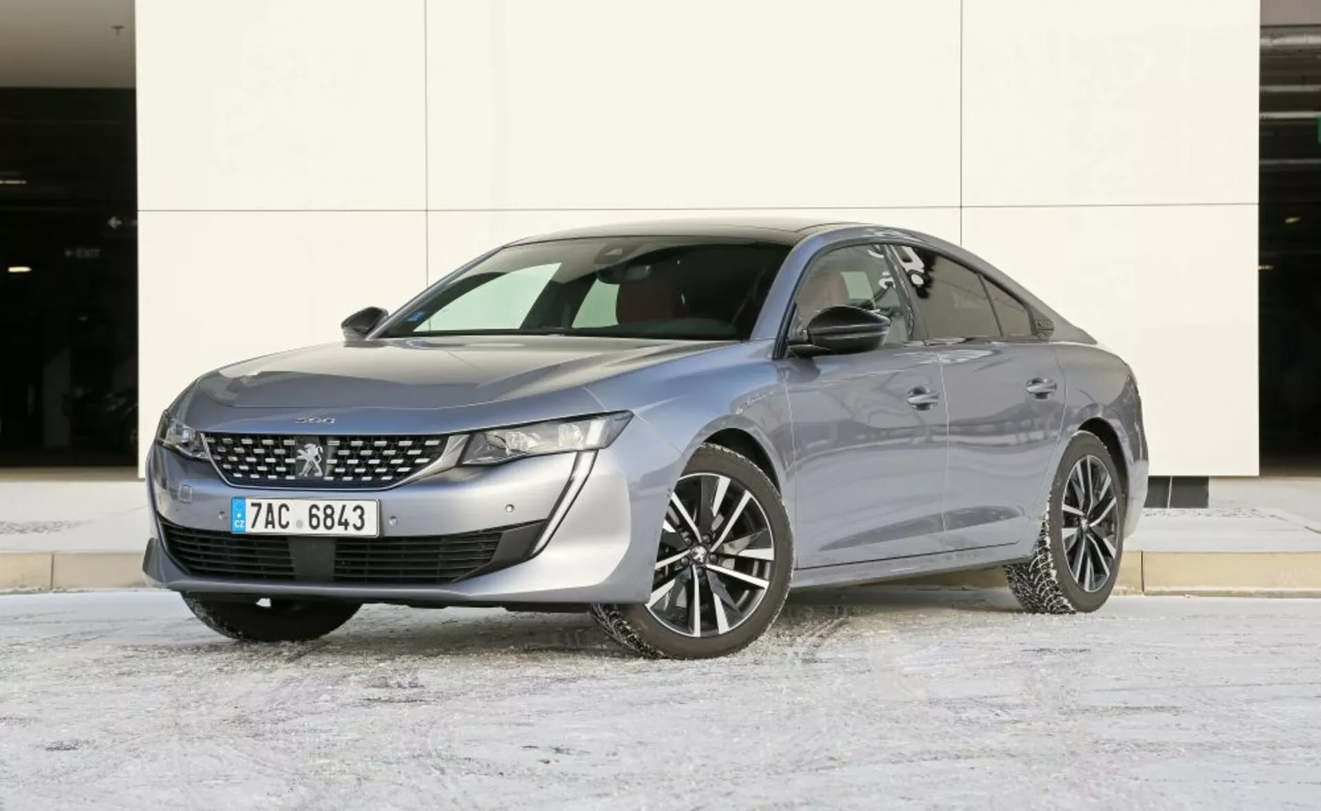 Sedan Mazda 6 z roku 2013 zaparkovaný vonku s ľahkým snehovým pokrývaním, predvádzajúci elegantný dizajn a moderné prvky ako sú LED svetlomety a chrómové doplnky