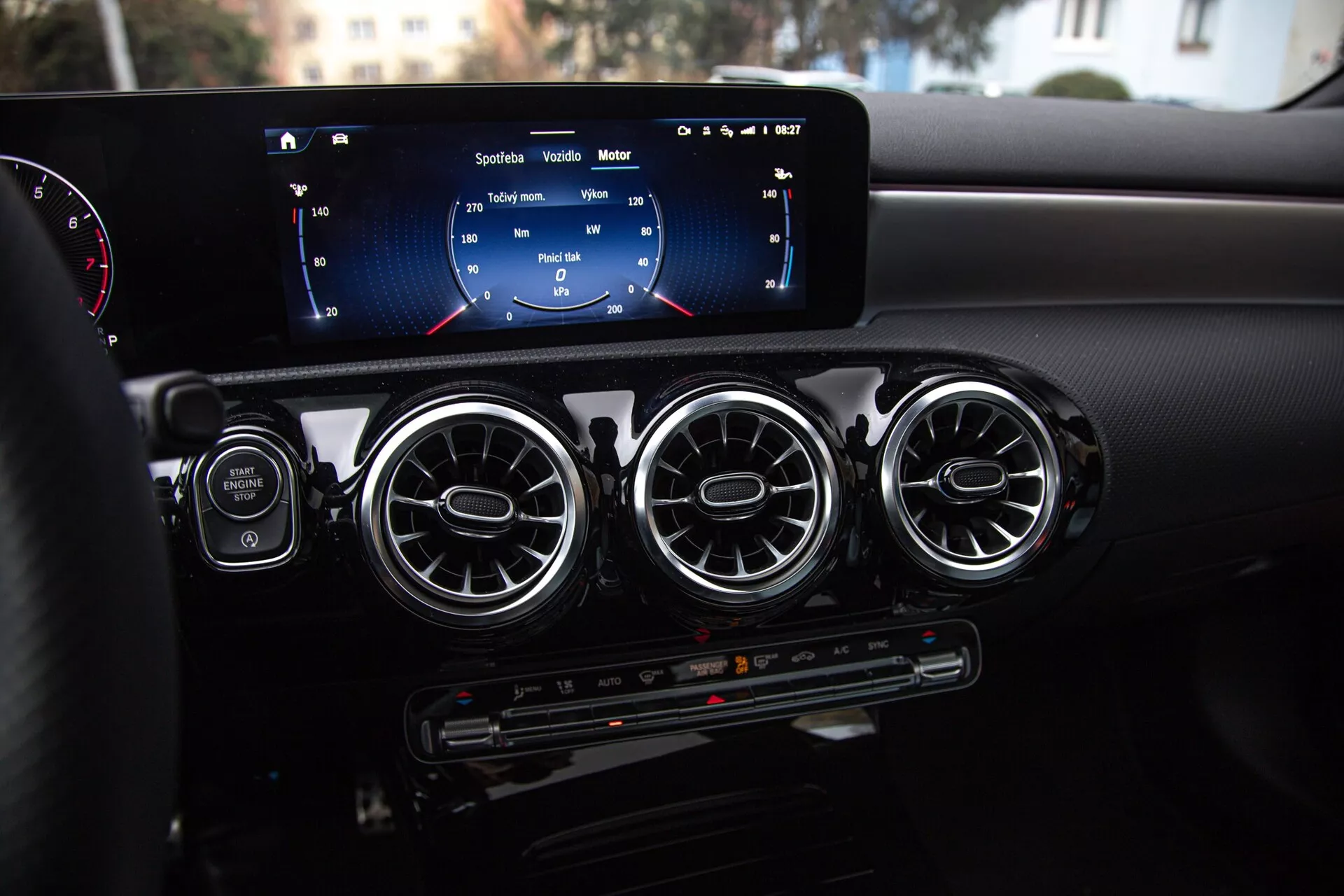 Interiér Mercedes-Benz Triedy A 2022 so zameraním na modernú palubnú dosku s kruhovými ventilačnými otvormi, širokou obrazovkou infotainmentu, fyzickými tlačidlami ovládania, prémiovými materiálmi a funkciami ambientného osvetlenia