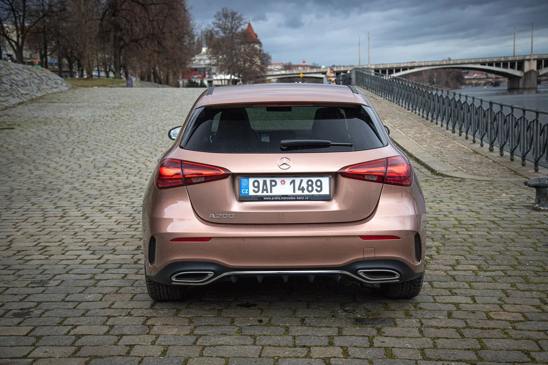 Mercedes-Benz triedy A z roku 2022 v elegantnom striebornom prevedení ukazuje jeho dynamický dizajn a pokročilé technologické funkcie