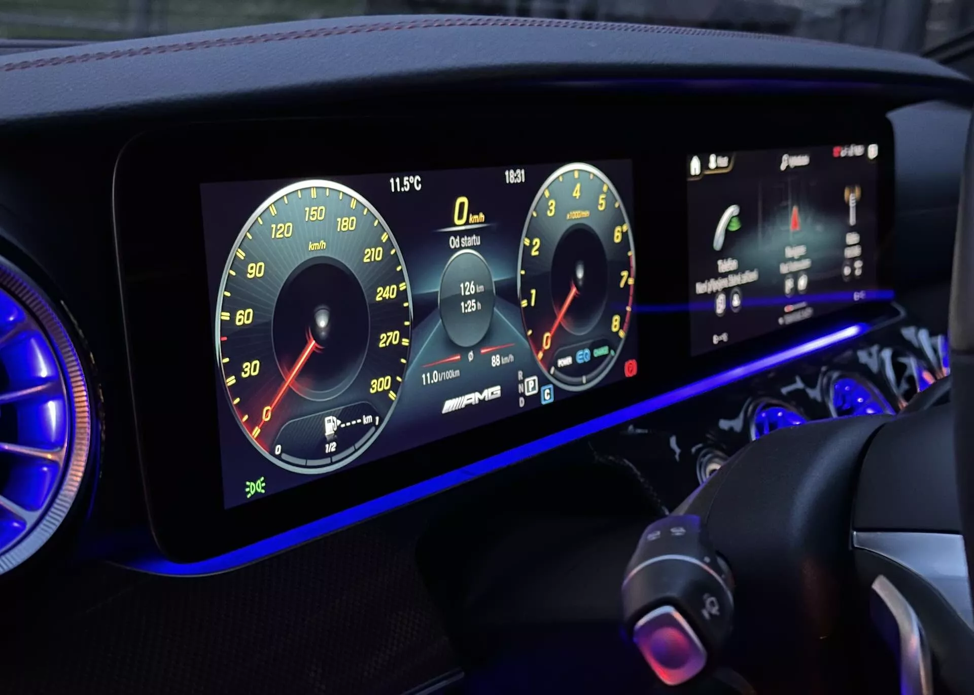 Detailný pohľad na prístrojovú dosku Mercedes-Benz CLS AMG Coupe 2021 s digitálnym prístrojovým panelom s navigáciou z pohľadu vodiča