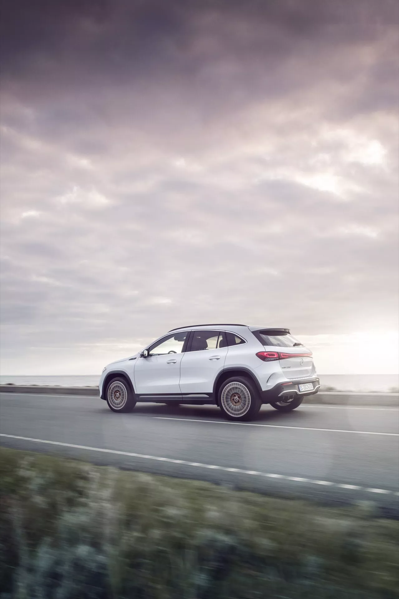 Mercedes-Benz EQA 2021 (243) v štýlovom striebre ukazujúci jeho prúdený dizajn a inovatívnu elektrickú technológiu