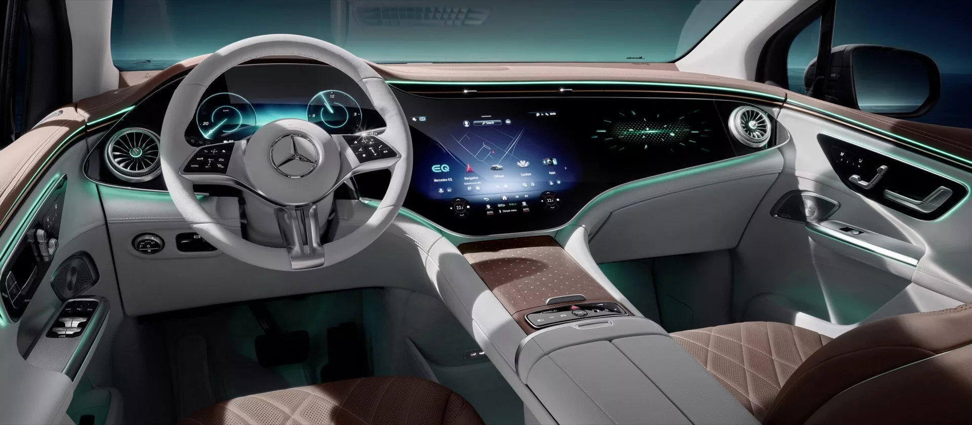 Interiér Mercedes-Benz EQE-SUV 2023 s moderným volantom s dvoma ramenami, digitálnym prístrojovým panelom a plynulým širokouhlým displejom infotainment