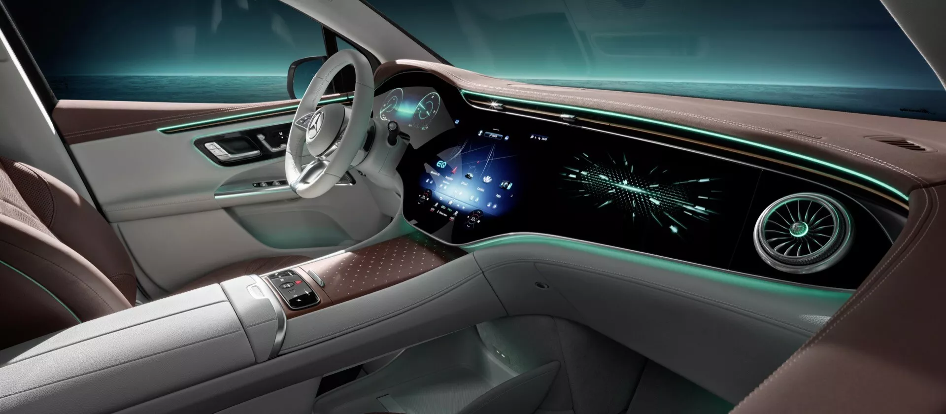 Interiér Mercedes-Benz EQE-SUV 2023 ukazujúci futuristický palubnú dosku so širokým displejom, moderným volantom a prémiovými funkciami z perspektívy spolujazdca