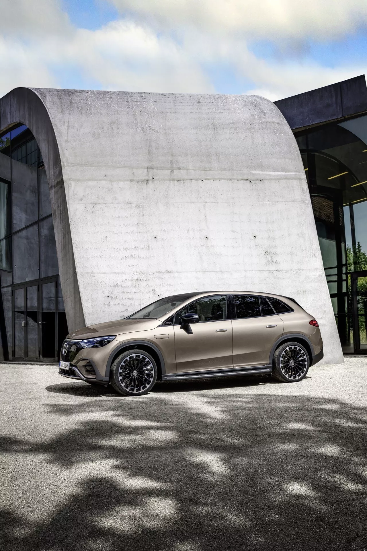 Mercedes-Benz EQE-SUV 2023 zaparkovaný vonku, ukazujúci svoj elegantný dizajn a moderné luxusné funkcie na pozadí architektúry