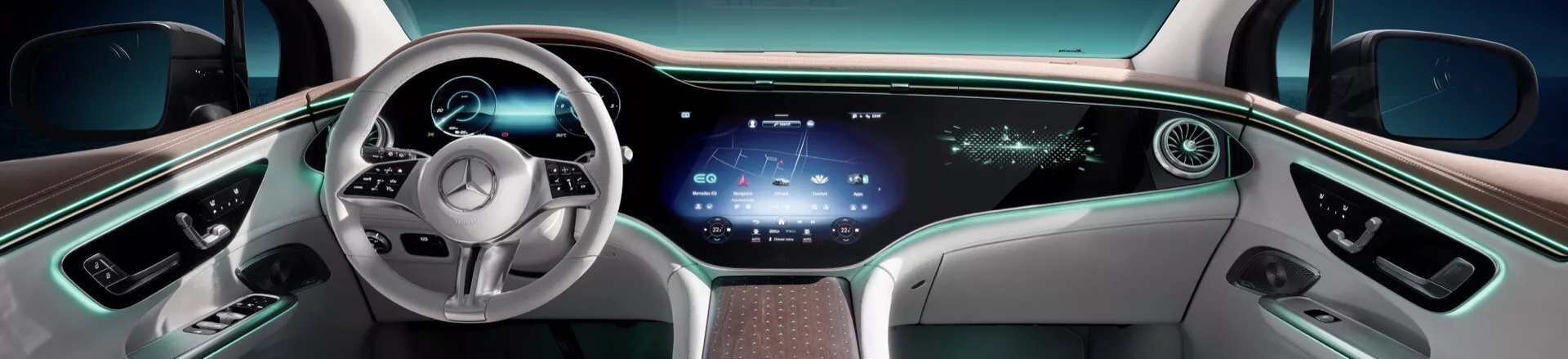 Panoramatický vnútorný pohľad na Mercedes-Benz EQE-SUV 2023 zameraný na palubnú dosku a volant z pohľadu zo zadnej stredovej pozície, zvýrazňujúci pokročilé technologické funkcie, luxusné ambientné osvetlenie a komplexné ovládacie prvky kokpitu.