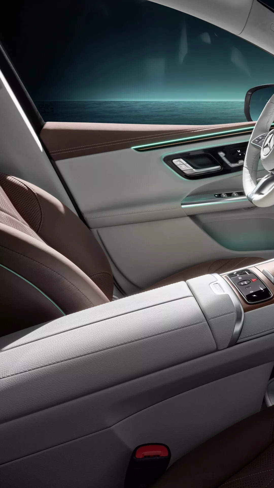 Interiér Mercedes-Benz EQE-SUV 2023 z pohľadu zadného cestujúceho, zdôrazňujúci ovládacie prvky na opierke, kožené prevedenie a detaily luxusného dizajnu kabíny