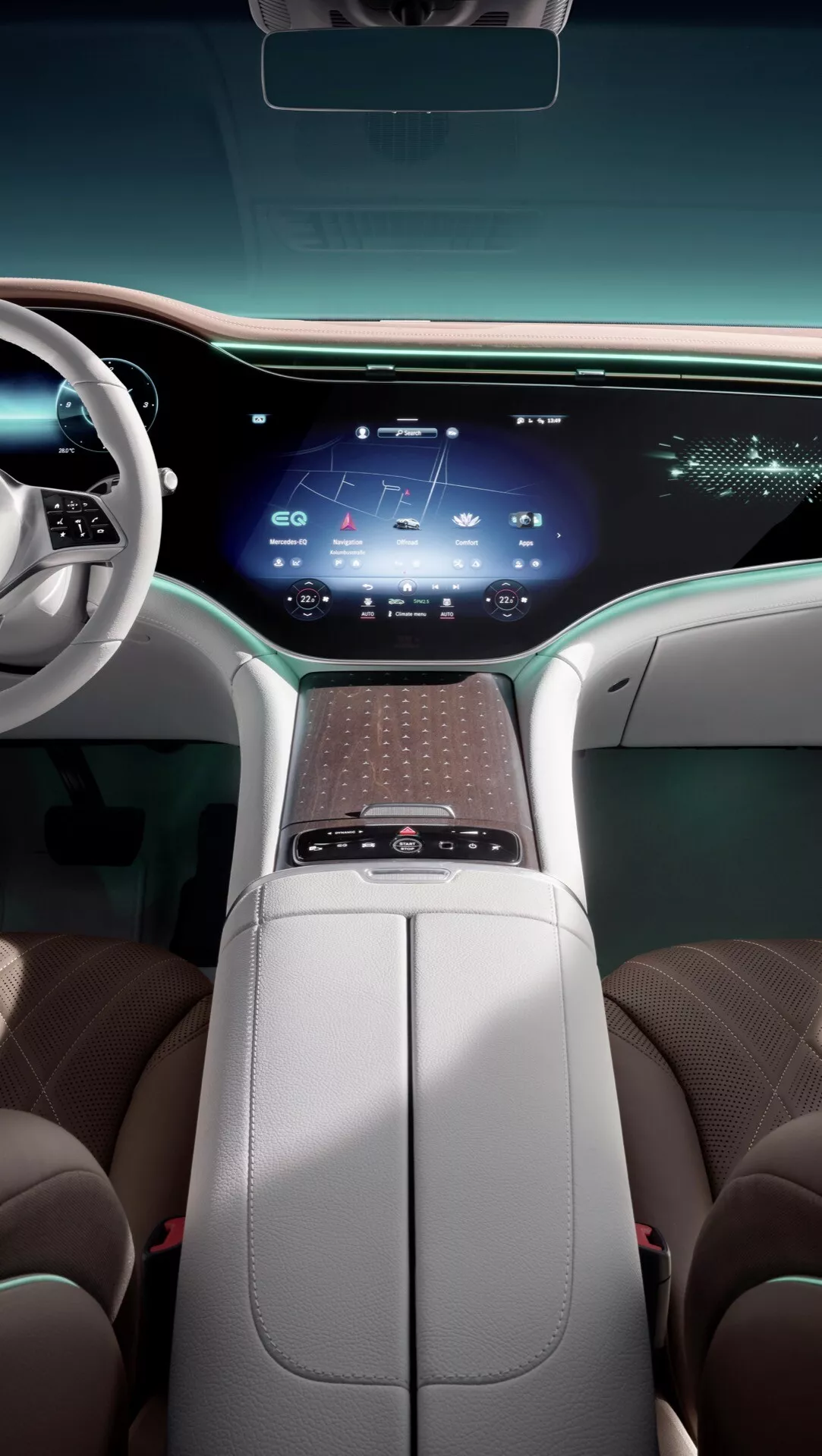 Interiér Mercedes-Benz EQE-SUV 2023 z pohľadu z zadného sedadla s dôrazom na prémiové sedadlá, pokročilú stredovú konzolu, širokú obrazovku palubnej dosky a ambientné osvetlenie zdôrazňujúce futuristický luxus a technológiu