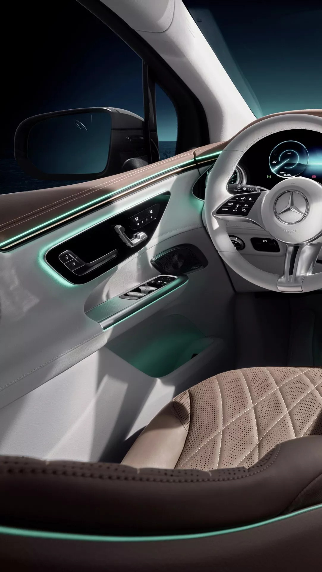 Interiér Mercedes-Benz EQE-SUV 2023 s výhľadom na palubnú dosku na strane vodiča, trojramenný volant s integrovanými ovládacími prvkami, digitálny prístrojový panel, dverový panel s ambientným osvetlením a luxusné dvojfarebné sedadlo vodiča