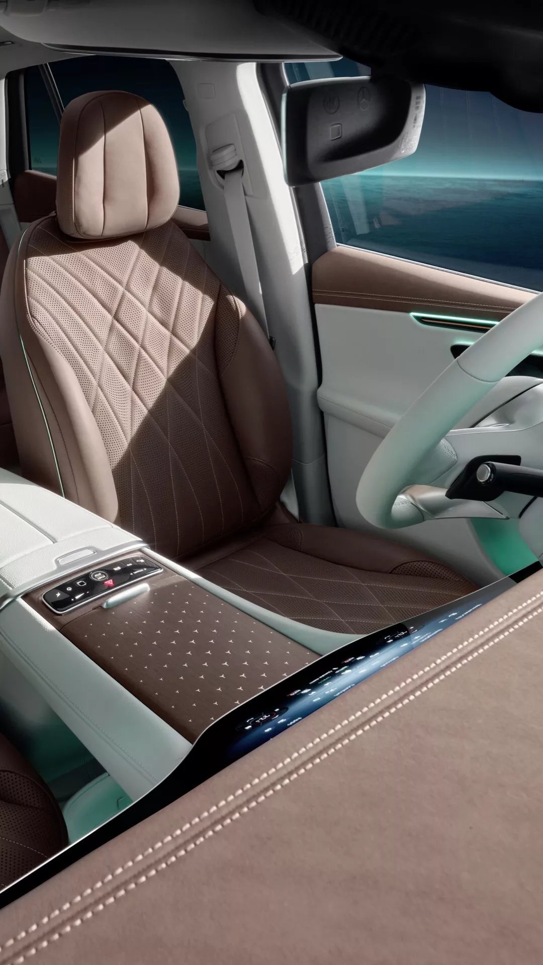 Interiér Mercedes-Benz EQE-SUV 2023 s dôrazom na prémiové sedadlá s diamantovým prešívaním, dotykovú centrálnu konzolu, štíhly radící páku a pokročilé detaily na strane vodiča