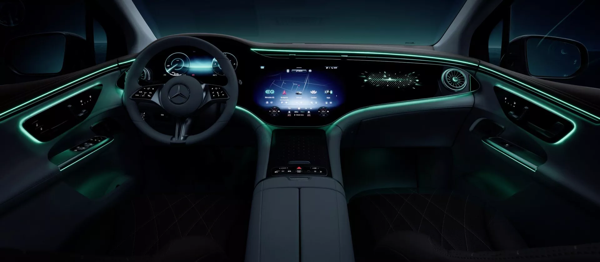 Interiérový pohľad na Mercedes-Benz EQE SUV 2023 v noci ukazuje futuristický kokpit s digitálnym prístrojovým panelom, širokouhlým infotainment displejom, minimalistickým dizajnom volantu a akcentmi ambientného zeleného osvetlenia