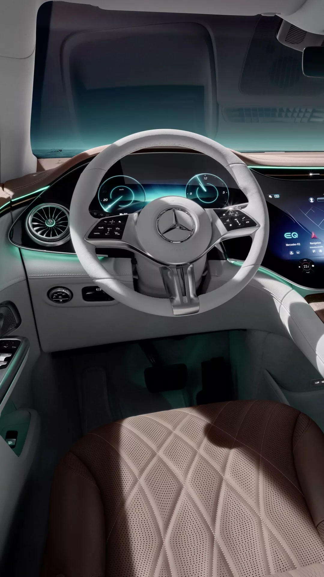 Interiér Mercedes-Benz EQE-SUV 2023 s dôrazom na priestor vodiča s detailným pohľadom na volant s logom Mercedes-Benz, digitálnym prístrojovým panelom a širokouhlým systémom infotainment predstavujúcim pokročilú technológiu a luxusné prevedenie.