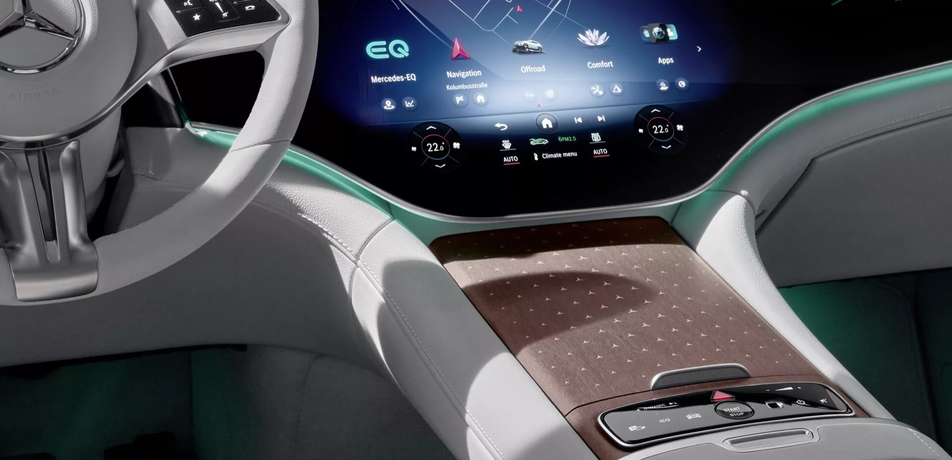 Interiér Mercedes-Benz EQE SUV 2023 zobrazujúci centrálnu konzolu, prístrojovú dosku s veľkým zakriveným digitálnym displejom, ambientné osvetlenie a luxusné dokončenie z perspektívy spolujazdca