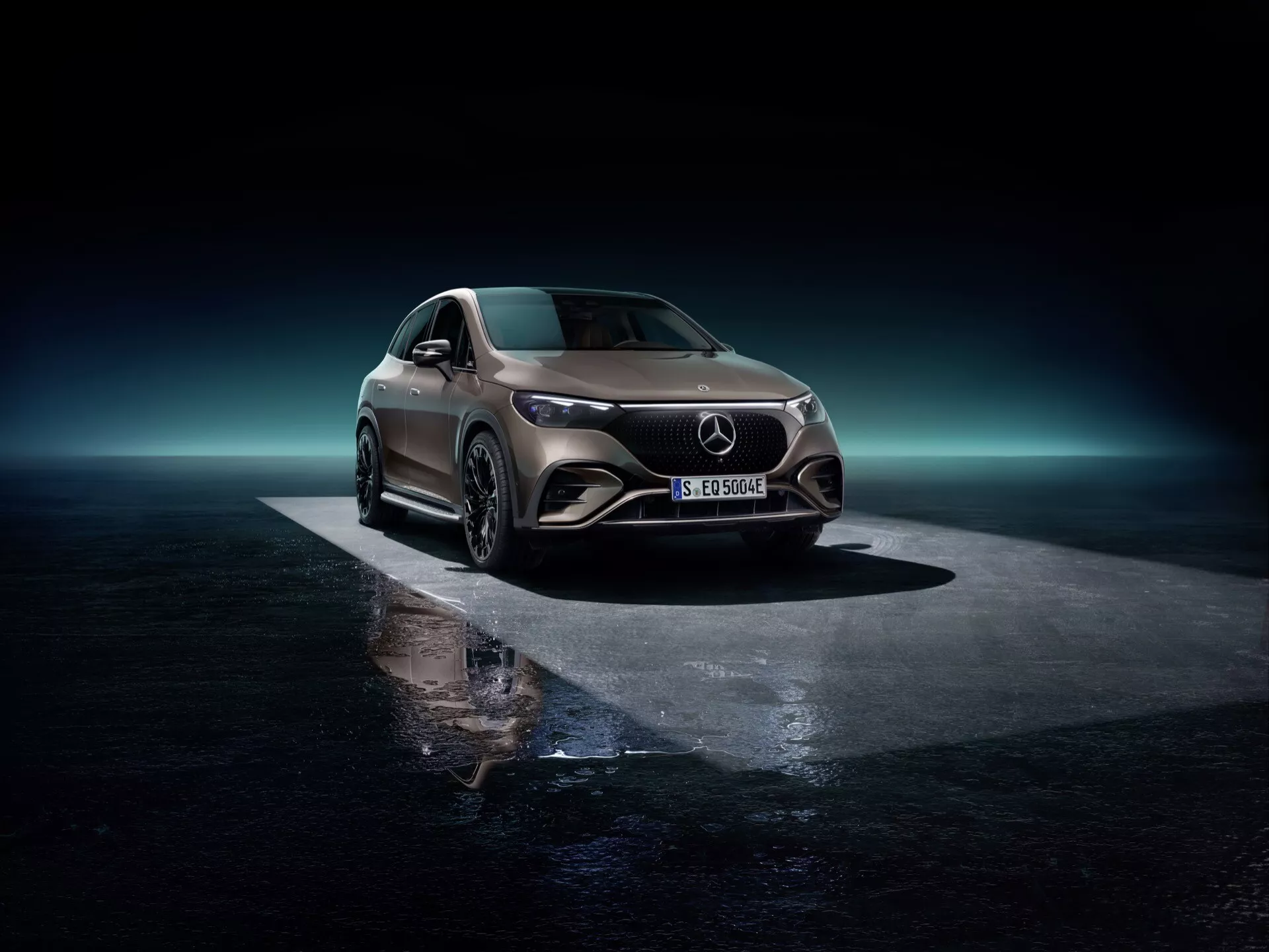Mercedes-Benz EQE-SUV 2023 v štúdiovom osvetlení zvýrazňuje športovú prednú mriežku, LED svetlomety, aerodynamicky tvarovanú kapotu a funkcie elektrického vozidla na mokrom odrazivom povrchu