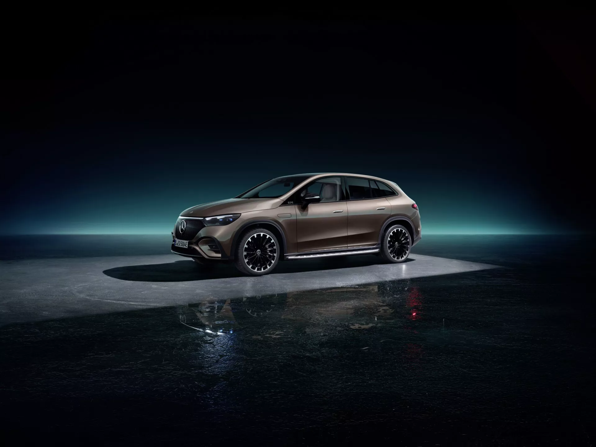 Mercedes-Benz EQE-SUV 2023 v plnom bočnom pohľade na odrazivej povrchu s jemným LED osvetlením zdôrazňujúcim futuristický dizajn a luxusné prvky