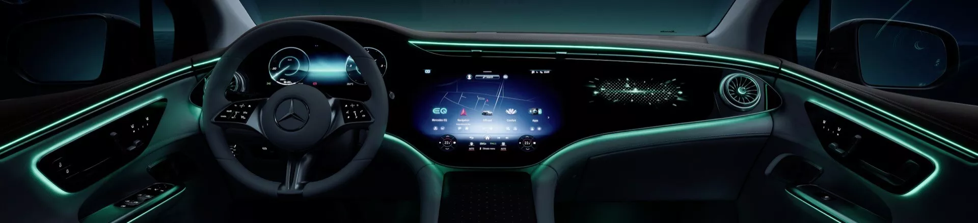 Panoramatický pohľad na interiér palubnej dosky Mercedes-Benz EQE-SUV 2023 zo zorného uhla vodiča, obsahujúci moderný volant s tromi ramenami s integrovanými ovládaniami, digitálny prístrojový panel, veľký displej infotainmentu, prispôsobiteľné ambientné osvetlenie, štýlové vzduchové výduchy a prémiové materiály.