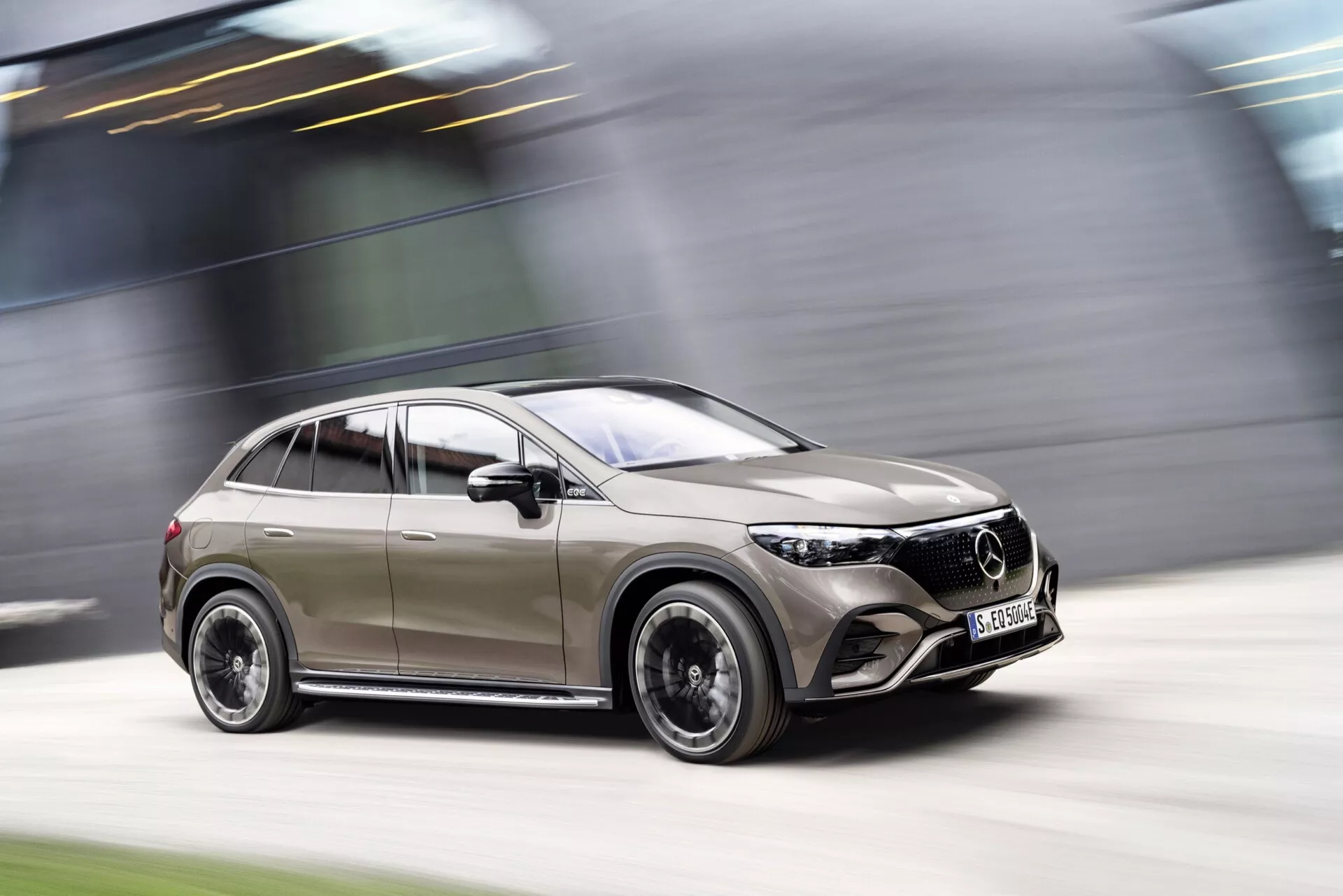 Dynamický záber Mercedes-Benz EQE-SUV 2023 ukazujúci jeho aerodynamický dizajn, LED svetlomety a zliatinové kolesá v rozostrení pohybu vysokou rýchlosťou