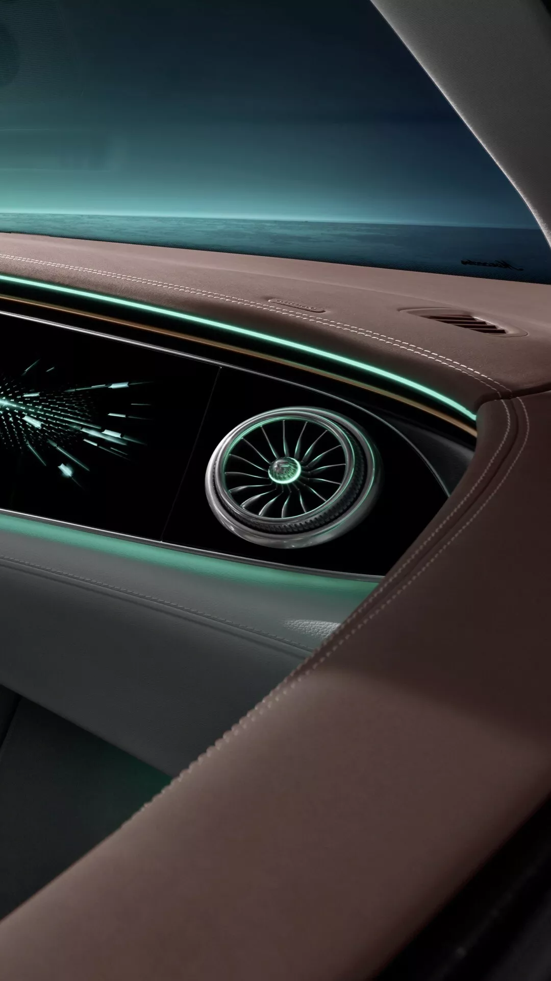 Záber zblízka interiéru Mercedes-Benz EQE SUV 2023, zobrazujúci palubnú dosku na strane spolujazdca s futuristickým dizajnom vzduchového ventilu, zeleným ambientným osvetlením a prémiovými materiálmi