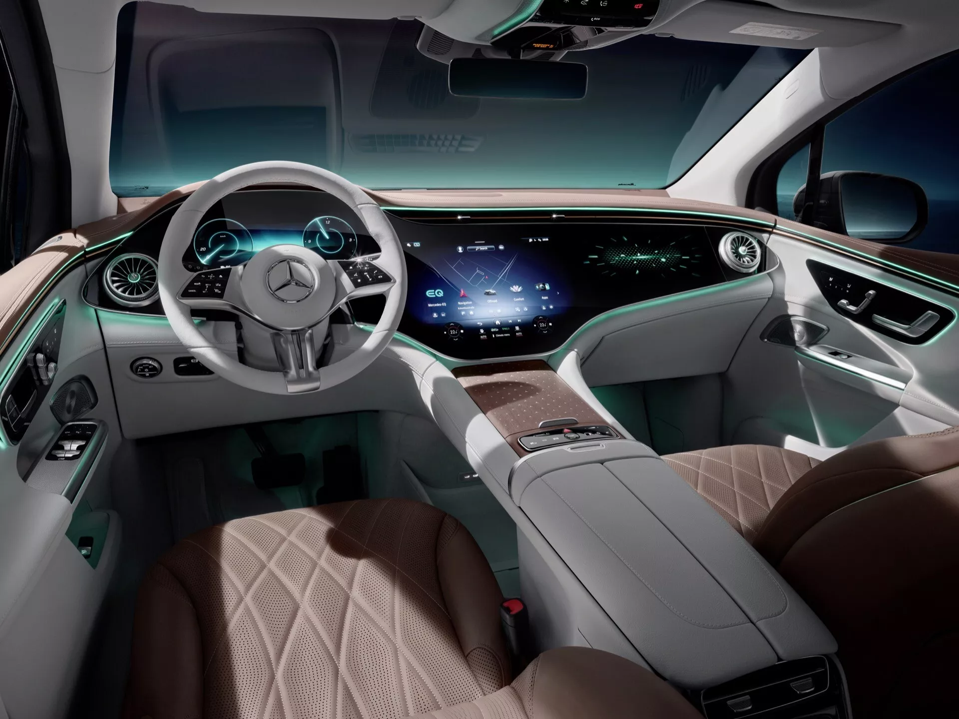 Interiér SUV Mercedes-Benz EQE 2023 s dotykovým volantom so znakom, zakriveným digitálnym prístrojovým panelom, minimalistickou stredovou konzolou, prispôsobiteľným ambientným osvetlením, sedadlami z kože v dvoch farbách s prešívaným dizajnom, elegantnými dverovými panelmi, štýlovými výustkami vzduchu a nastaviteľnými opierkami hlavy predných sedadiel