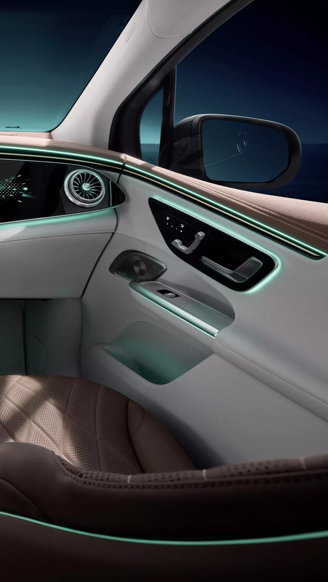 Interiér Mercedes-Benz EQE-SUV 2023 s dôrazom na dvere vodiča a palubnú dosku, zobrazujúci ovládanie elektrických okien, chrómovanú kľučku dverí, kontrastné kožené lakťové opierky, zakrivenú palubnú dosku so zeleným ambientným osvetlením, kožené sedadlá s detailným prešívaním, elektronické nastavenie sedadla, digitálny kruhový ventil, inovatívny dizajn a materiály vysokej kvality