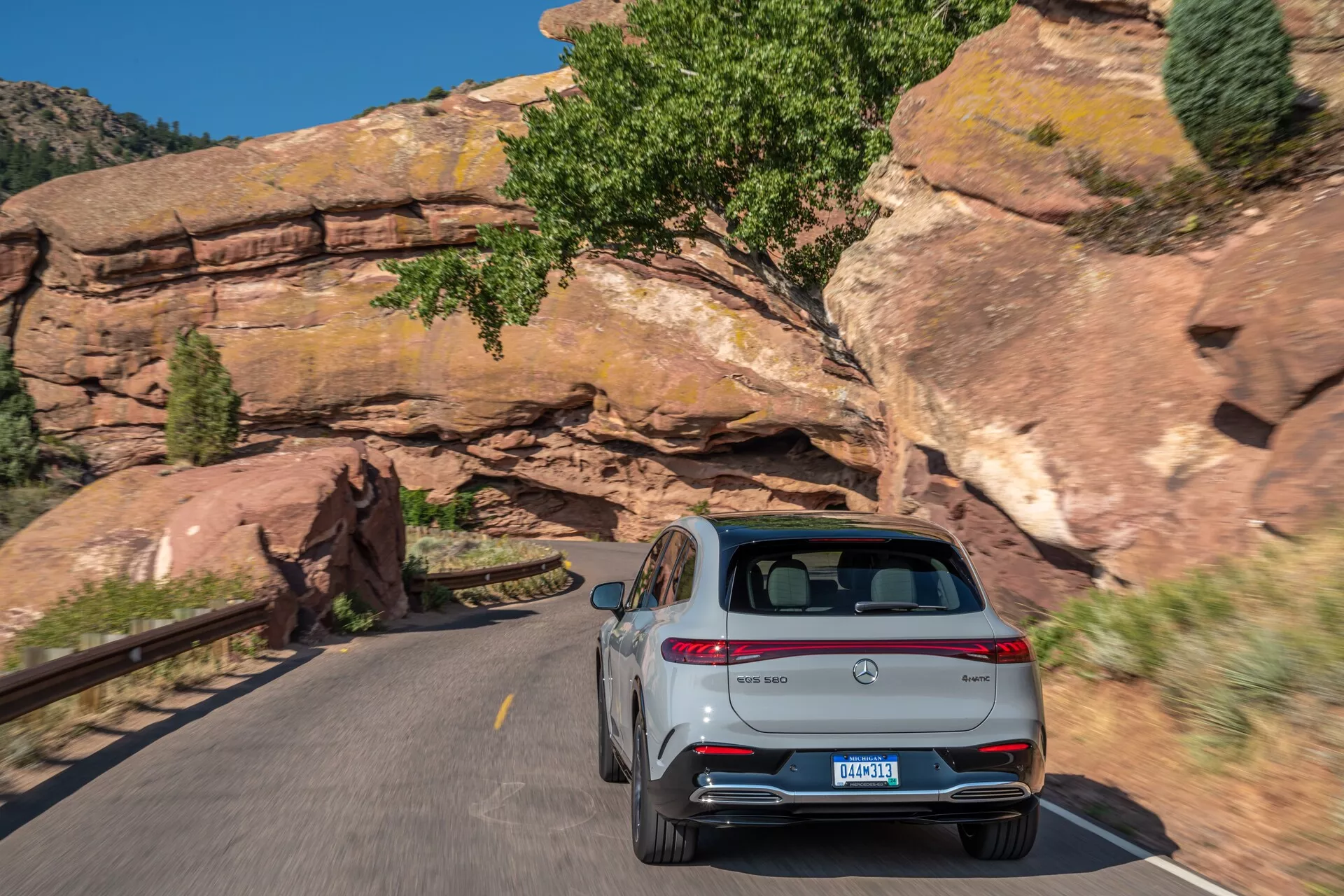 Mercedes EQS SUV 2022 v elegantnom striebornom prevedení, ktorý predstavuje svoj luxusný dizajn, pokročilý elektrický pohon, priestranný interiér a špičkové technologické funkcie.