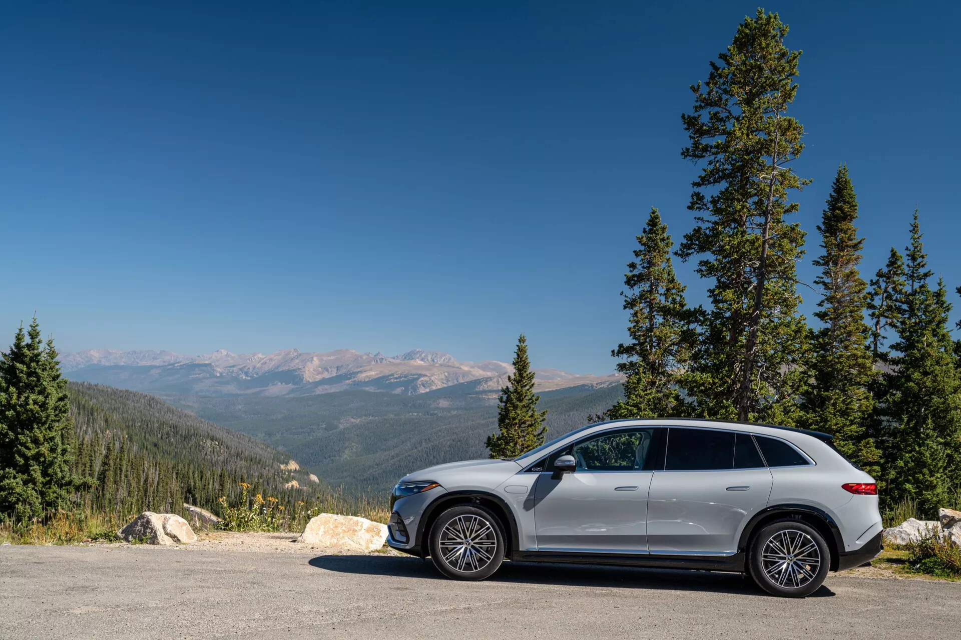 Mercedes EQS SUV 2022 - Model 296, predstavený elegantné a sofistikované elektrické SUV s luxusným interiérom, pokročilými technológiami ako Hyperscreen, priestranným sedením a elegantným exteriérom s LED svetlometmi a aerodynamicky optimalizovanými líniami karosérie.