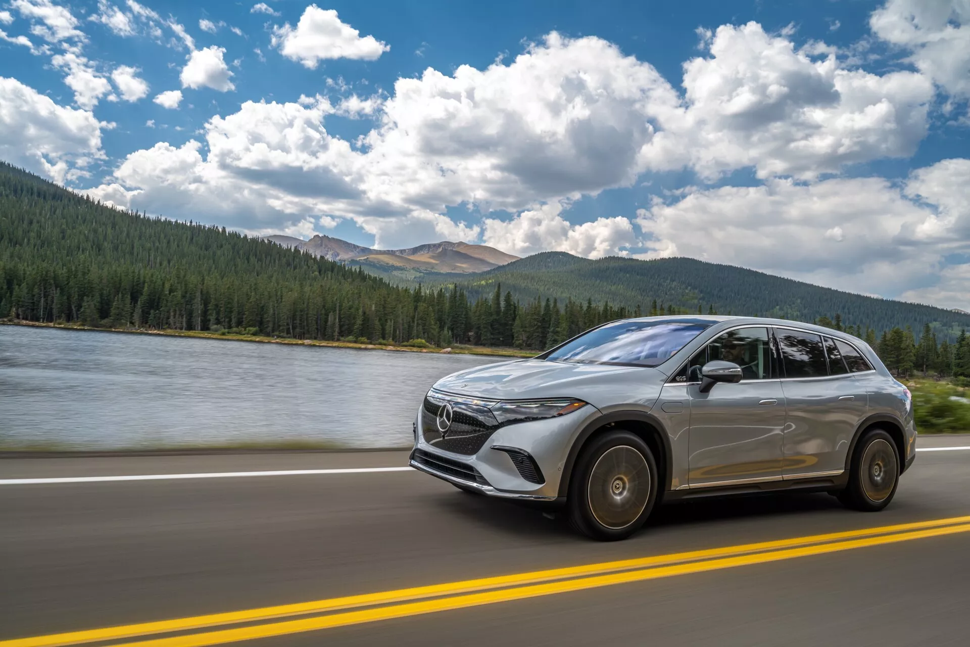 Mercedes EQS SUV 2022 v elegantnom dizajne, s najmodernejšou technológiou, luxusným interiérom a ekologickým elektrickým pohonným systémom.