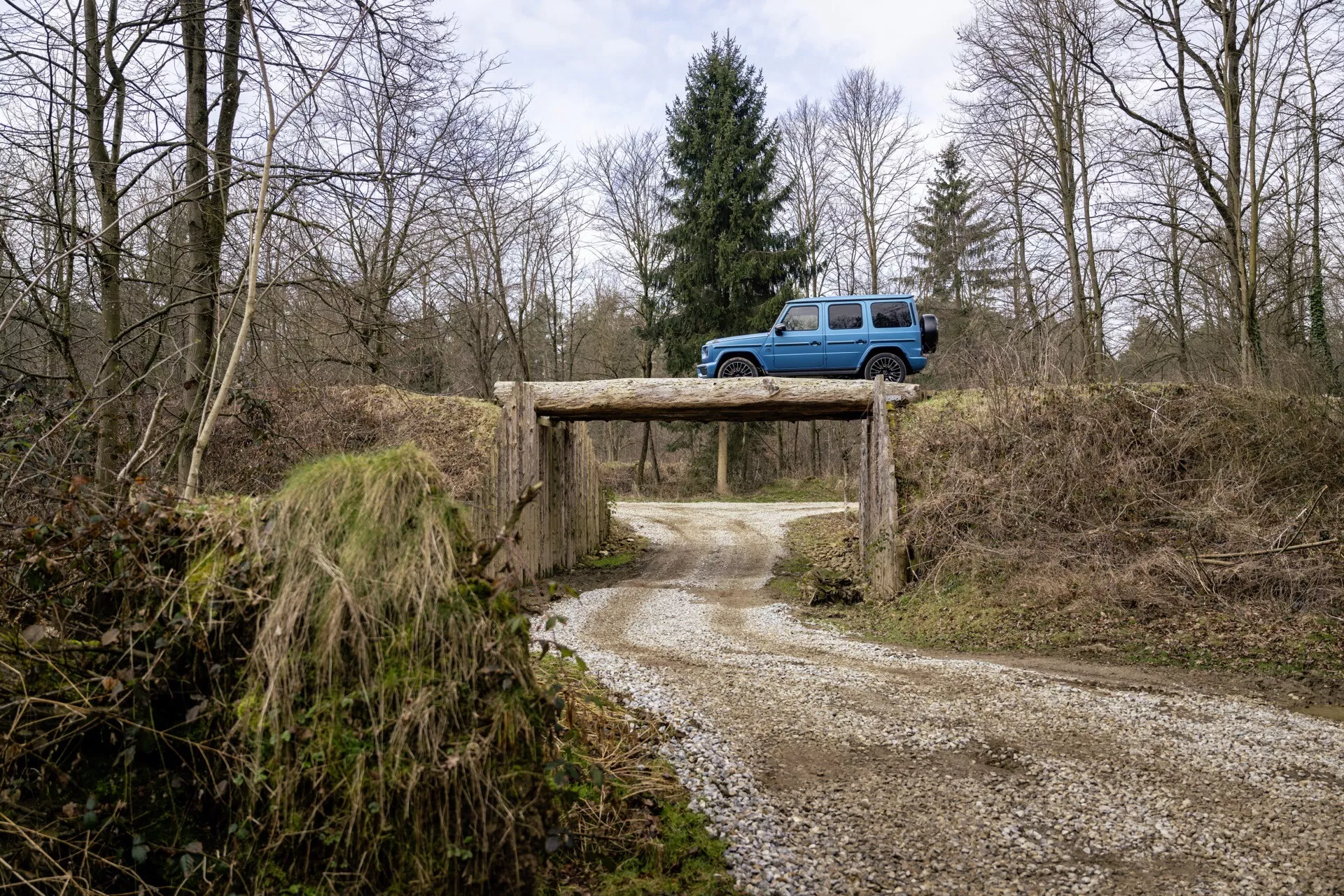 Pohľad na štýlový, úplne nový model Mercedes-Benz G-Class (G 465) pre rok 2024, ktorý predstavuje jeho luxusný dizajn, pokročilé technologické vlastnosti a nadpriemernú schopnosť v teréne