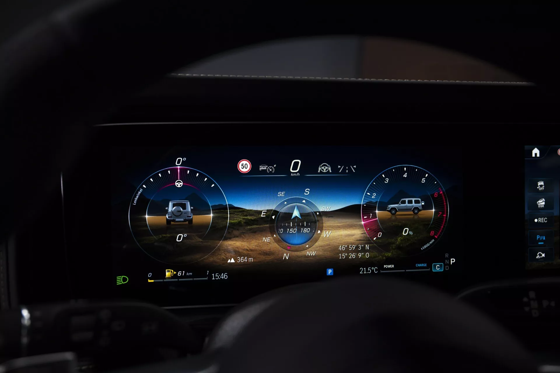Digitálny panel prístrojov Mercedes-Benz G-Klasse 2024 z pohľadu vodiča zobrazujúci živý otáčkomer, rýchlosťomer, pokročilé grafiky asistenčných systémov jazdy s reprezentáciami jazdných pruhov, indikátor aktívneho adaptívneho tempomatu a ikony systému infotainment