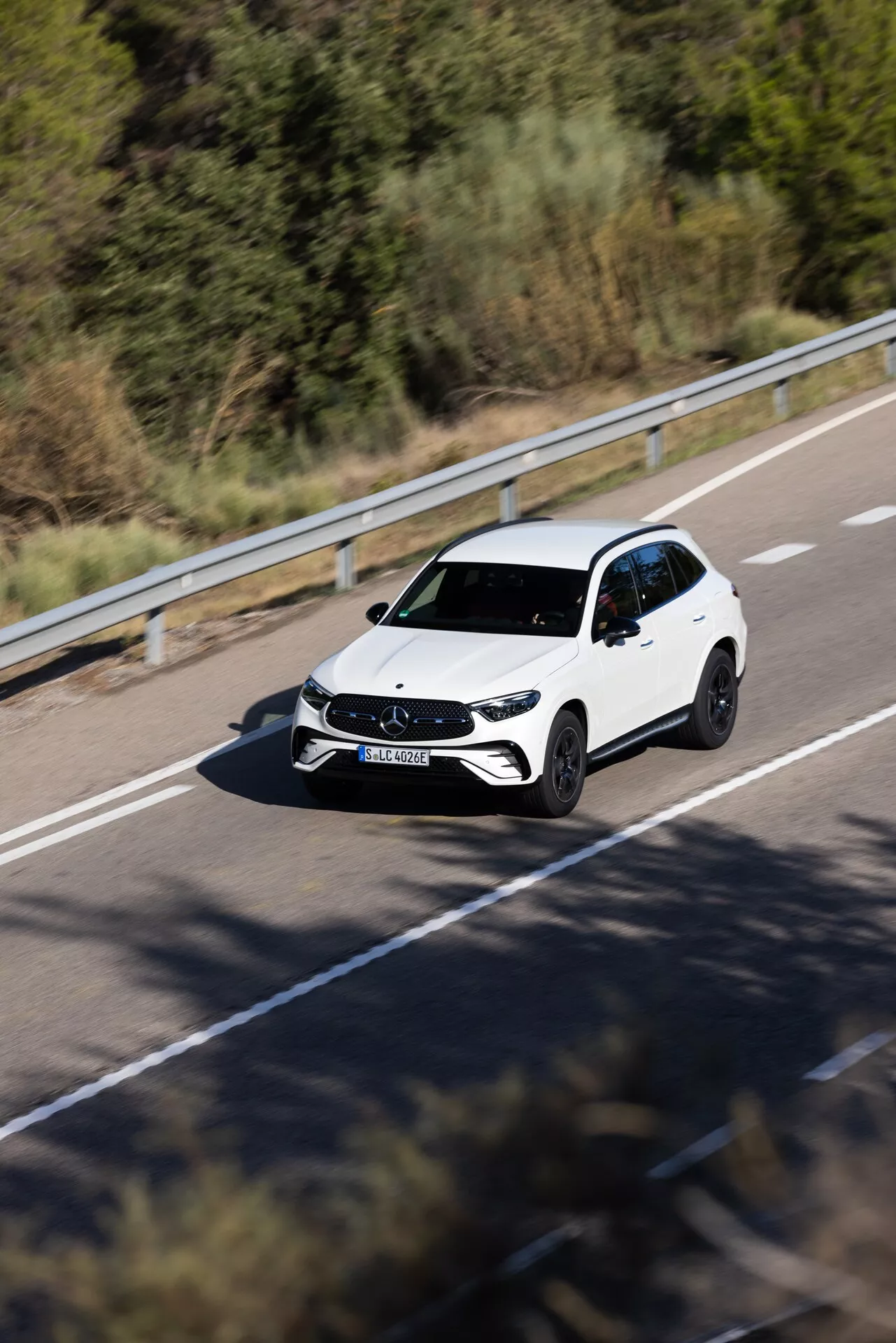 Predný pohľad na Mercedes GLC 2022 (254) v metalickej striebornej farbe, zdôrazňujúci športový dizajn, elegantné LED svetlomety a charakteristickú diamantovú mriežku