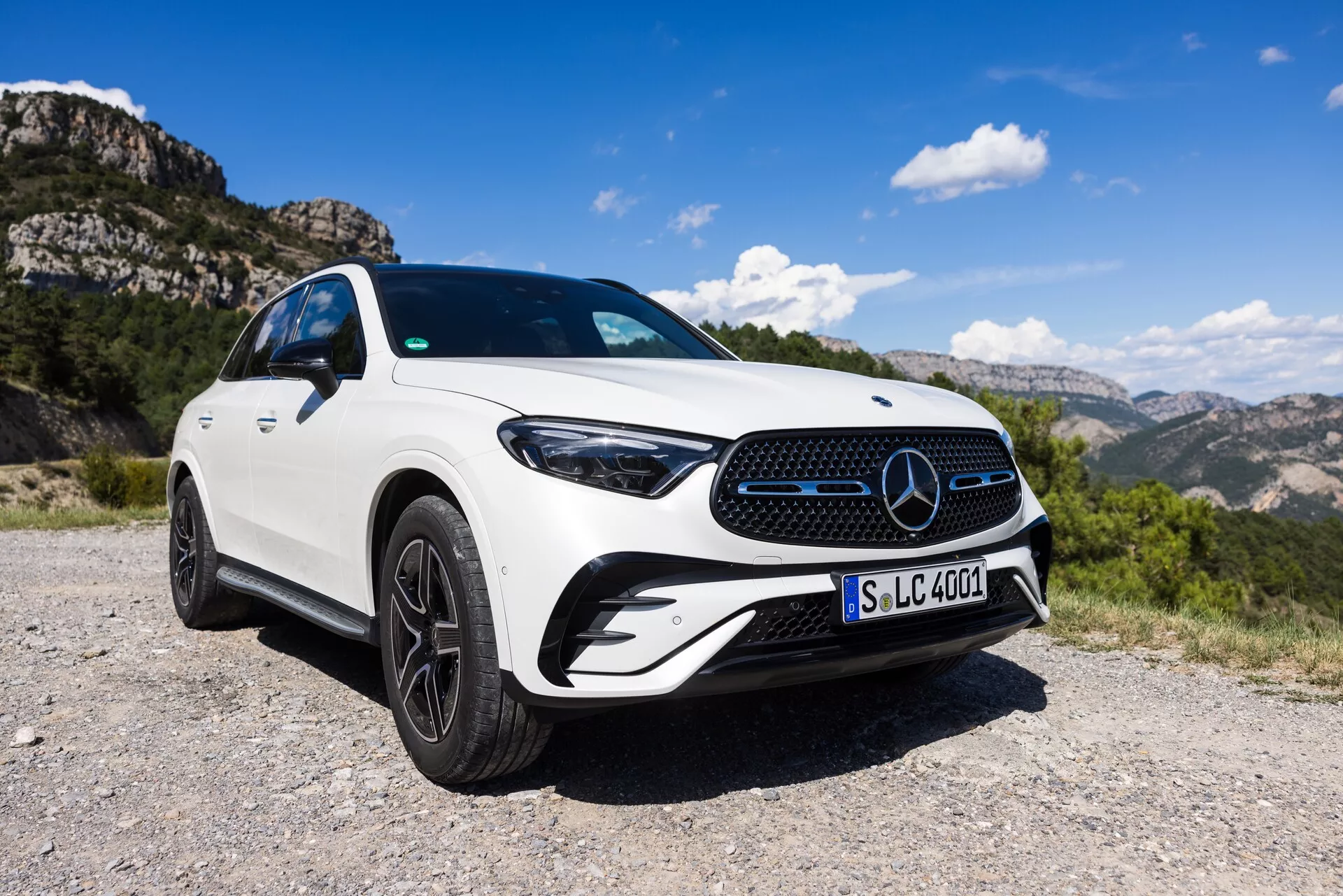 Mercedes GLC 254 z roku 2022, luxusné kompaktné SUV s moderným dizajnom, pokročilou technológiou a prémiovým interiérom s koženými sedadlami, dotykovým displejom a panoramatickou strechou