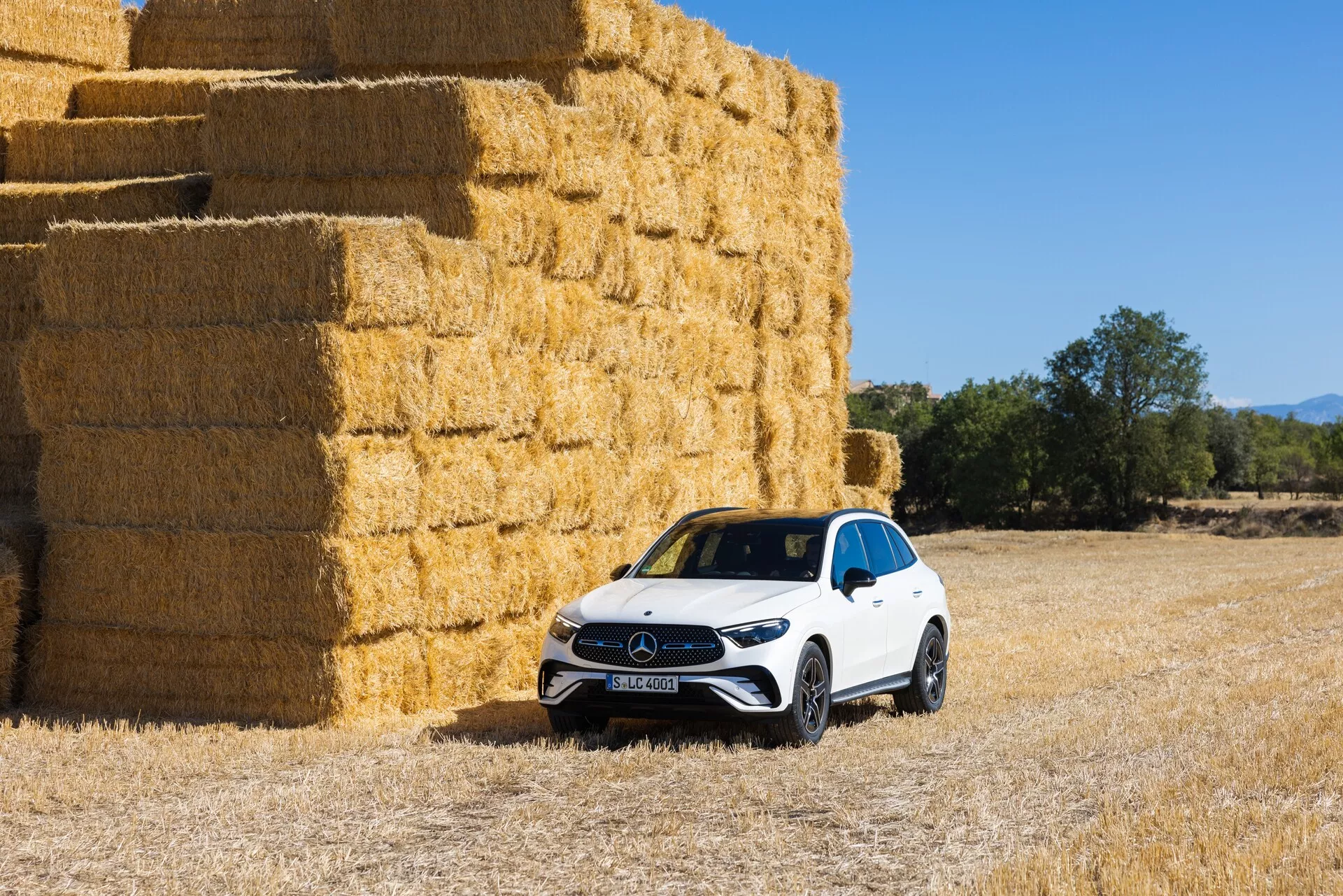 Mercedes GLC model 254 z roku 2022 - luxusný stredne veľký SUV s elegantným dizajnom, pokročilou technológiou, prémiovým interiérom a dynamickým výkonom.