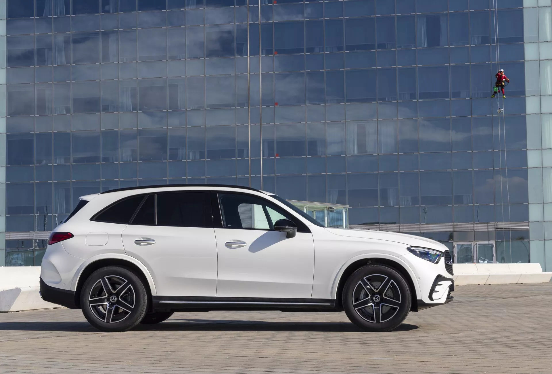 Mercedes GLC 2022 (254) luxusné SUV s elegantným aerodynamickým dizajnom, LED svetlami, priestranným interiérom, pokročilým infotainment systémom a prémiovými bezpečnostnými funkciami.